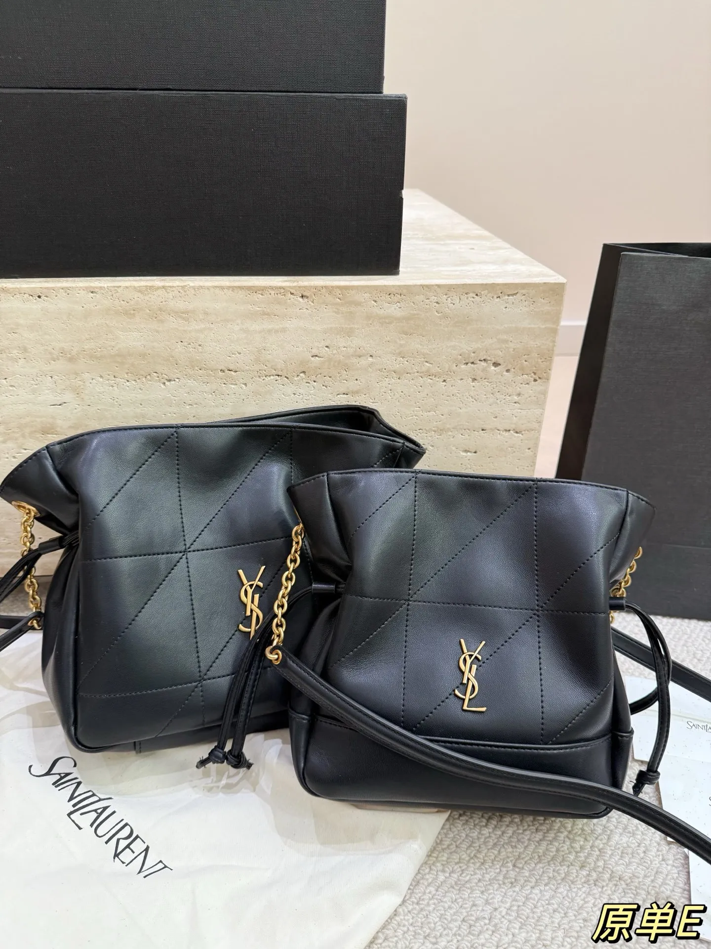 P185 P175 配盒 圣罗兰新品Jamie手袋，松弛有度的时尚，YSL新品Jamie手袋，手袋的精致设计，不仅能够完美收纳你的日常所需，更是一种生活态度的展现。松弛有度，既不失优雅，又充满个性。尺寸25.21 20.20