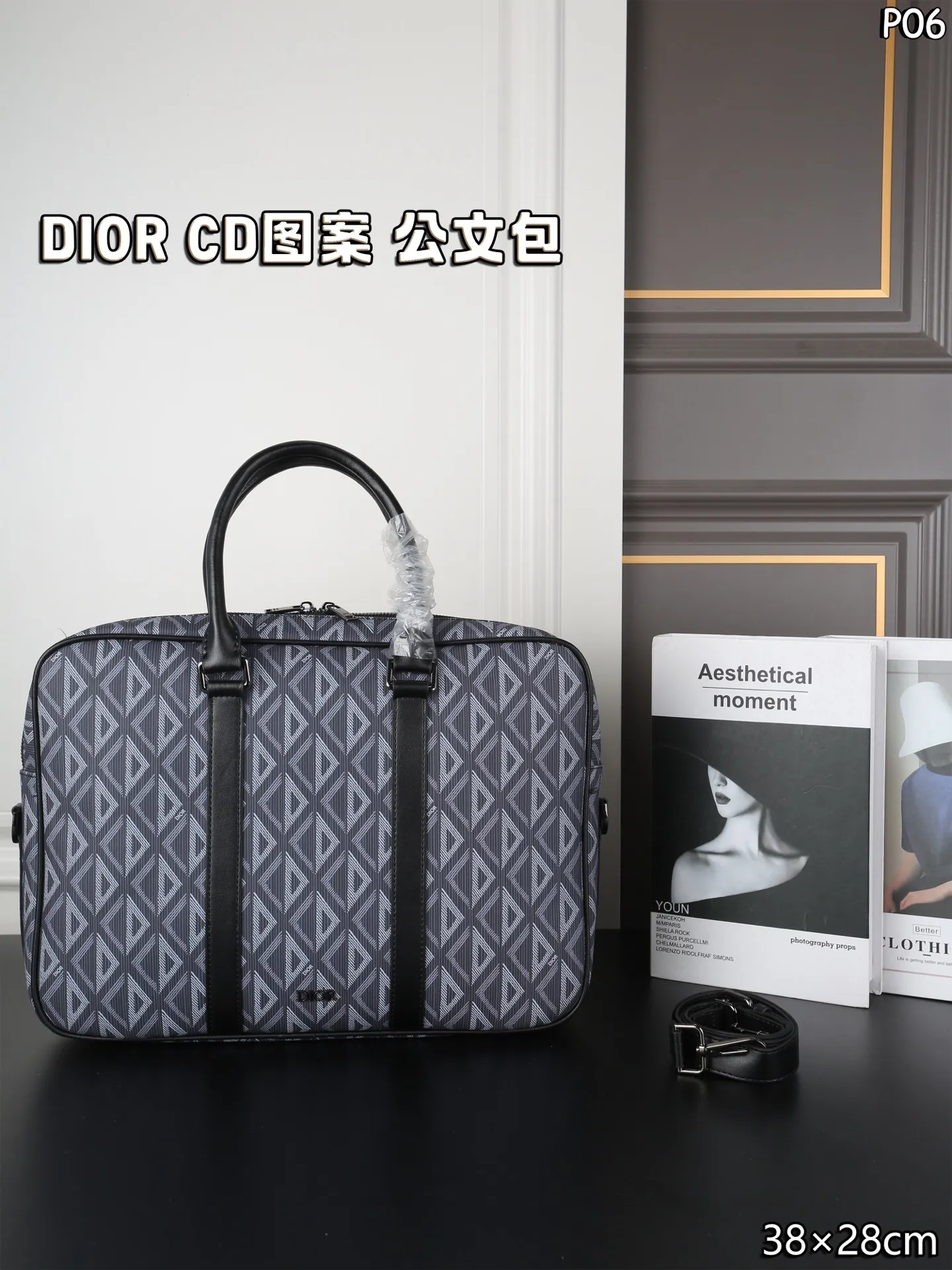 P160 DIOR迪奥 CD图案 单肩斜挎手提公文包 无法抗拒！商务人士梦中情包 可调节的肩带设计，提供了手提、肩背或斜挎的多种携带方式，搭配铝扣细节，更显精致与高级感 - 尺寸：38&times;28