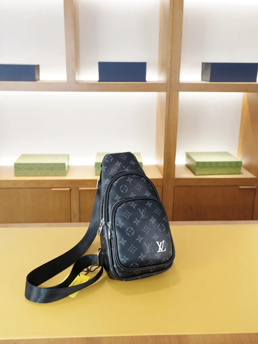 P80 🇫🇷 路易威登 官网同步 高版本 胸包 永恒不过时的标志性产品 纯原单牛皮 顶级五金制作 非市面普通版本 今年LV最爱的款式 全部实拍 实用性非常高 完全不用担心穿搭 【规格:18x30x6】