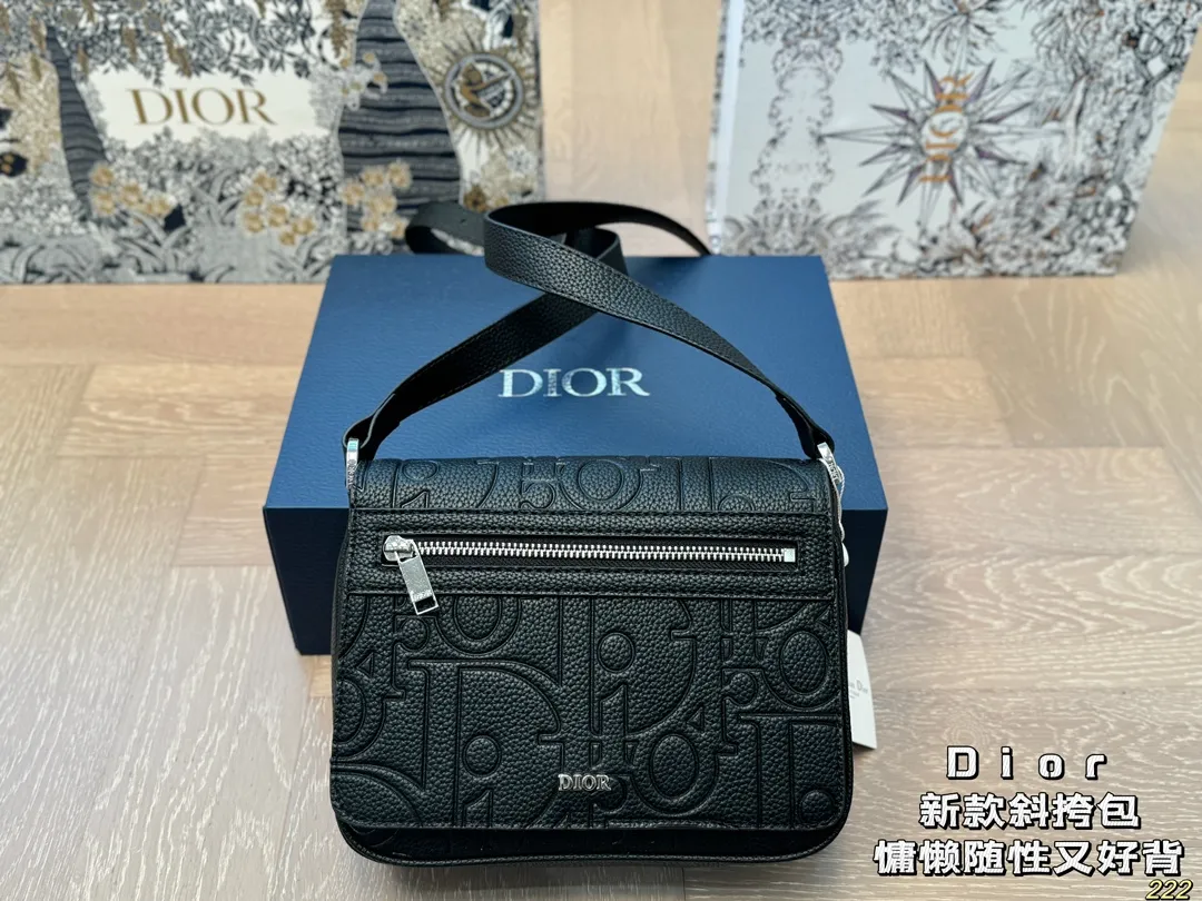 &yen;150配盒 迪奥 Dior斜挎包 属于是一看就看上的类型 这款包是男包 但是男生女生都可以背 非常的百搭 可以适用于正式、休闲的场合 真的让我无法抗拒 尺寸21 16