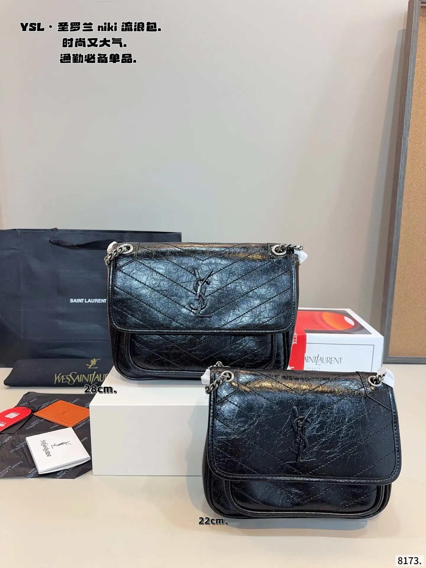p200,p180.配礼盒🎁. 圣罗兰 niki 流浪包 专柜新款Ysl圣罗兰 早已成为明星/网红们最爱的这只 低调却超显高逼格气质 据说是ysl girl人手必备 优雅高贵的她成为潮流人士口中最爱的It Bag制造机 拥有无穷魅力 时尚感极强 柔软质感 黑色五金十分抢眼 单肩/斜挎百搭各种服饰 尺寸:28*9*21/22*7*17cm