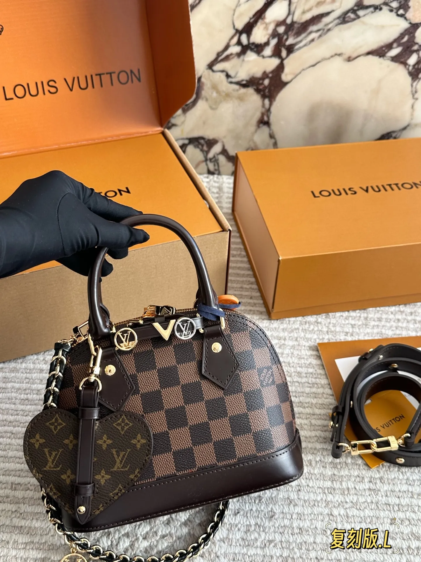 💰 220 配盒 size: 21 16cm L家 Alma贝壳包 内敛!深沉!有味道! 这款百搭的经典手袋 依然很受现代的青睐!