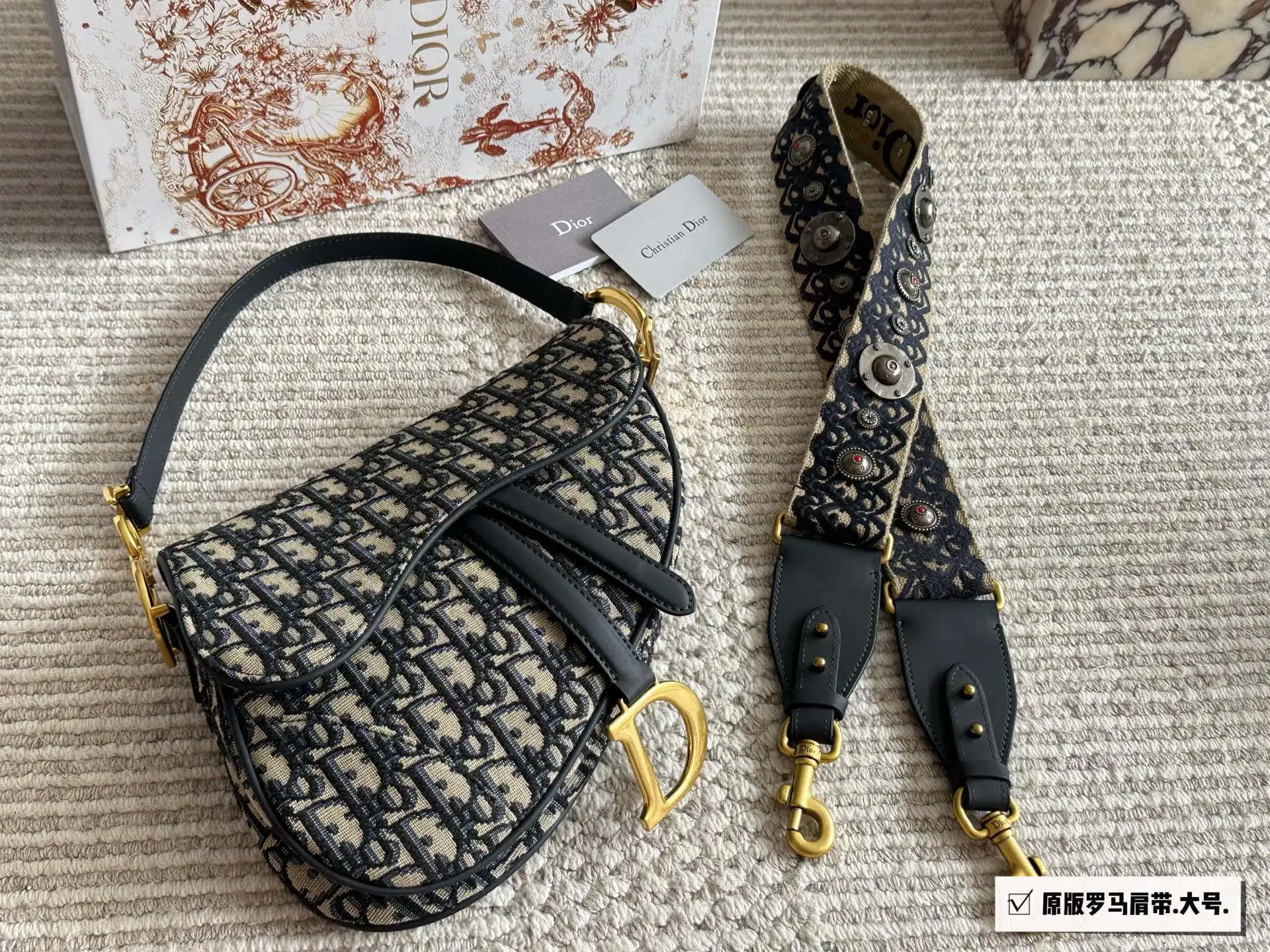 💰200、175 配盒(罗马肩带) 尺寸:25cm*20cm(大) 18cm*15cm(小) 升级版出货 ✅ D家 老花马鞍包 配深蓝色牛皮长肩带 搜索🔍Dior 迪奥