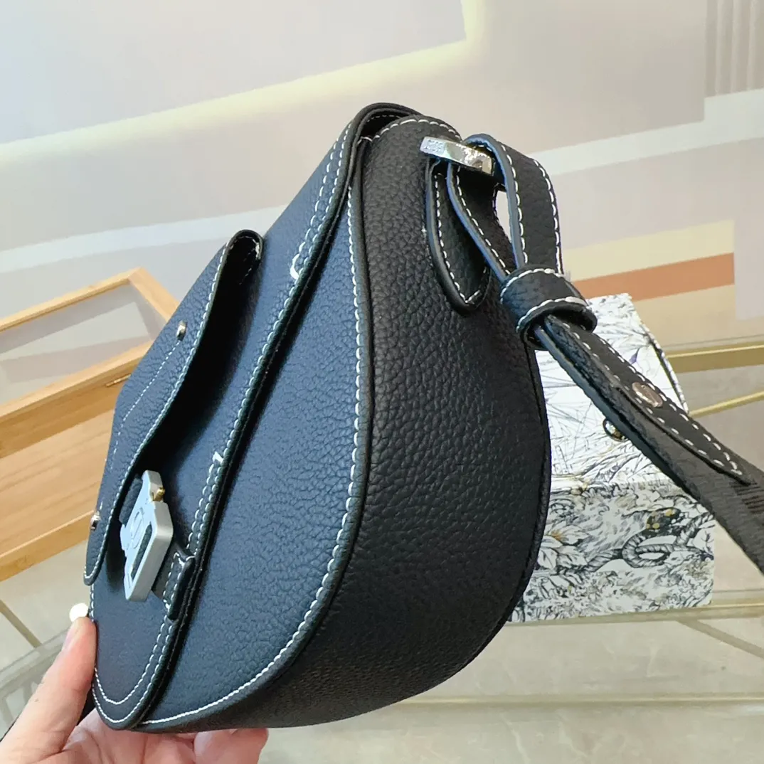 p180配礼盒🎁 Dior/迪奥 新款 男包系列的相机包实在帅la~ 简单有质感的设计对于日常即使不爱穿搭的男生都很友好 基础款搭配起来也能提升整体时髦度实用又很高级 尺寸 ：24*6*17cm