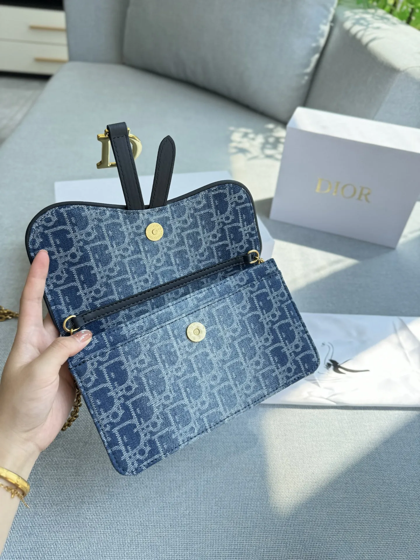 💰130 折叠盒 size:22×13 DIOR迪奥 Saddle 马鞍包 链条包 单肩包 复古精很致... 搭配古铜铜色质链条⛓️ 包身整体呈现为利落的方正廓形,点睛之笔在于那覆盖其上的弧形包盖——这正是对传奇马鞍造型的优雅诠释; 百变背法,随心切换