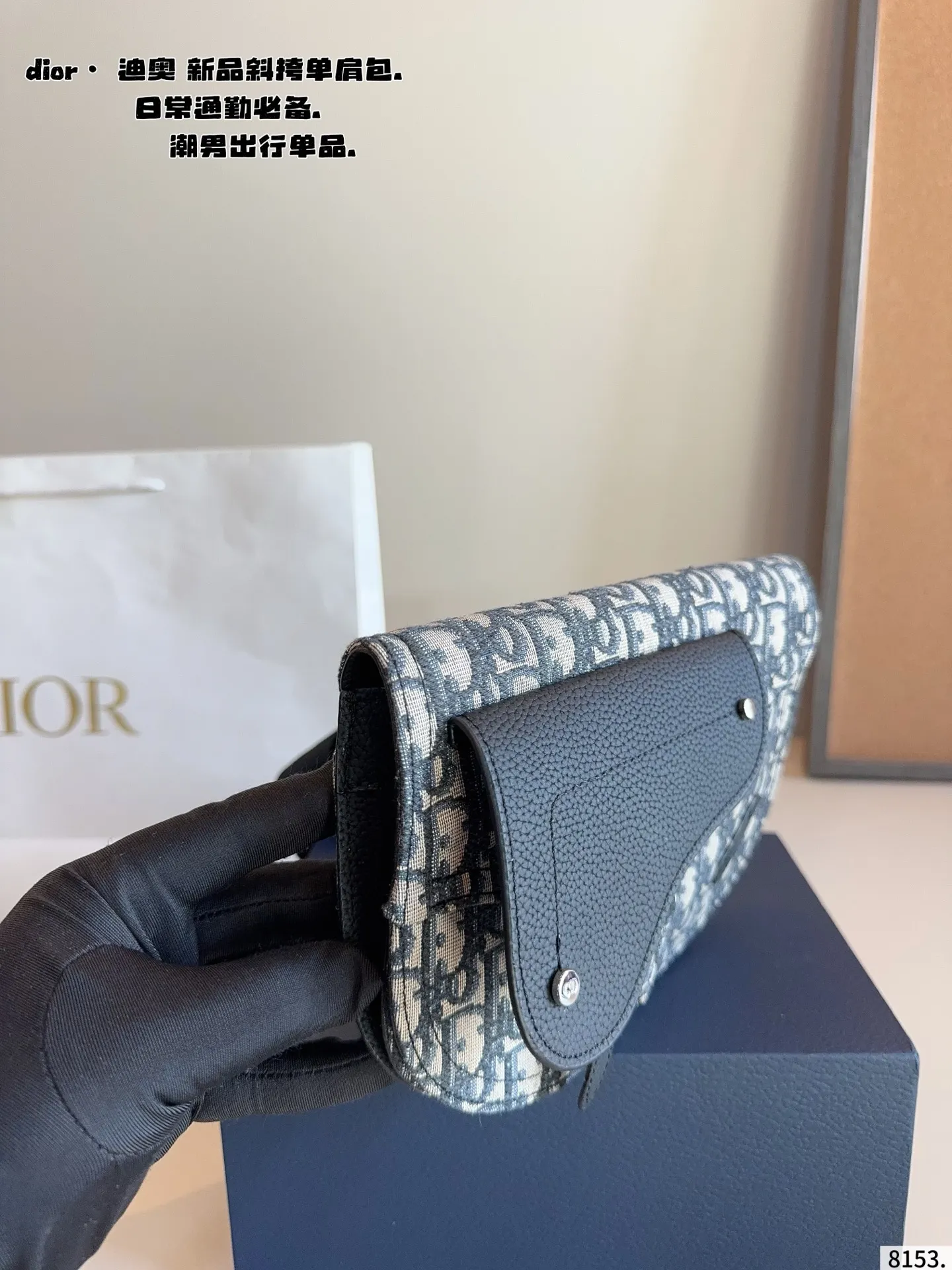 p180配礼盒🎁 Dior/迪奥 新款 男包系列的相机包实在帅la~ 简单有质感的设计对于日常即使不爱穿搭的男生都很友好 基础款搭配起来也能提升整体时髦度实用又很高级 尺寸 ：23*8*18/cm