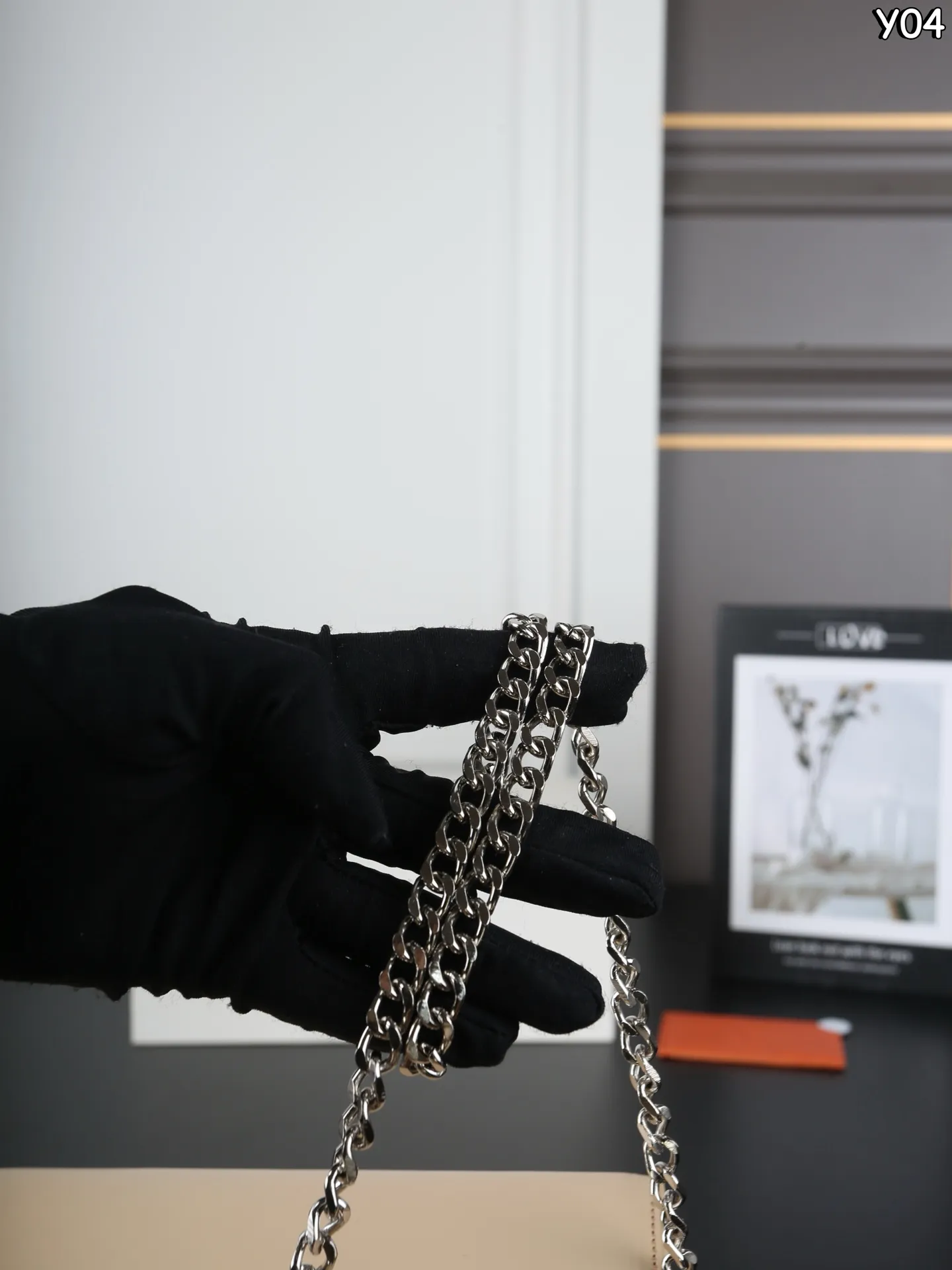 P150 全套礼盒 圣罗兰 YSL KATE 平纹 流苏包斜挎单肩包 链条包 简约又高级!正面YSL Logo+流苏链条，细节满分。 通勤约会都OK。 是都市女生必入的经典款! 这个也太好看了吧！ 尺寸：20&times;13