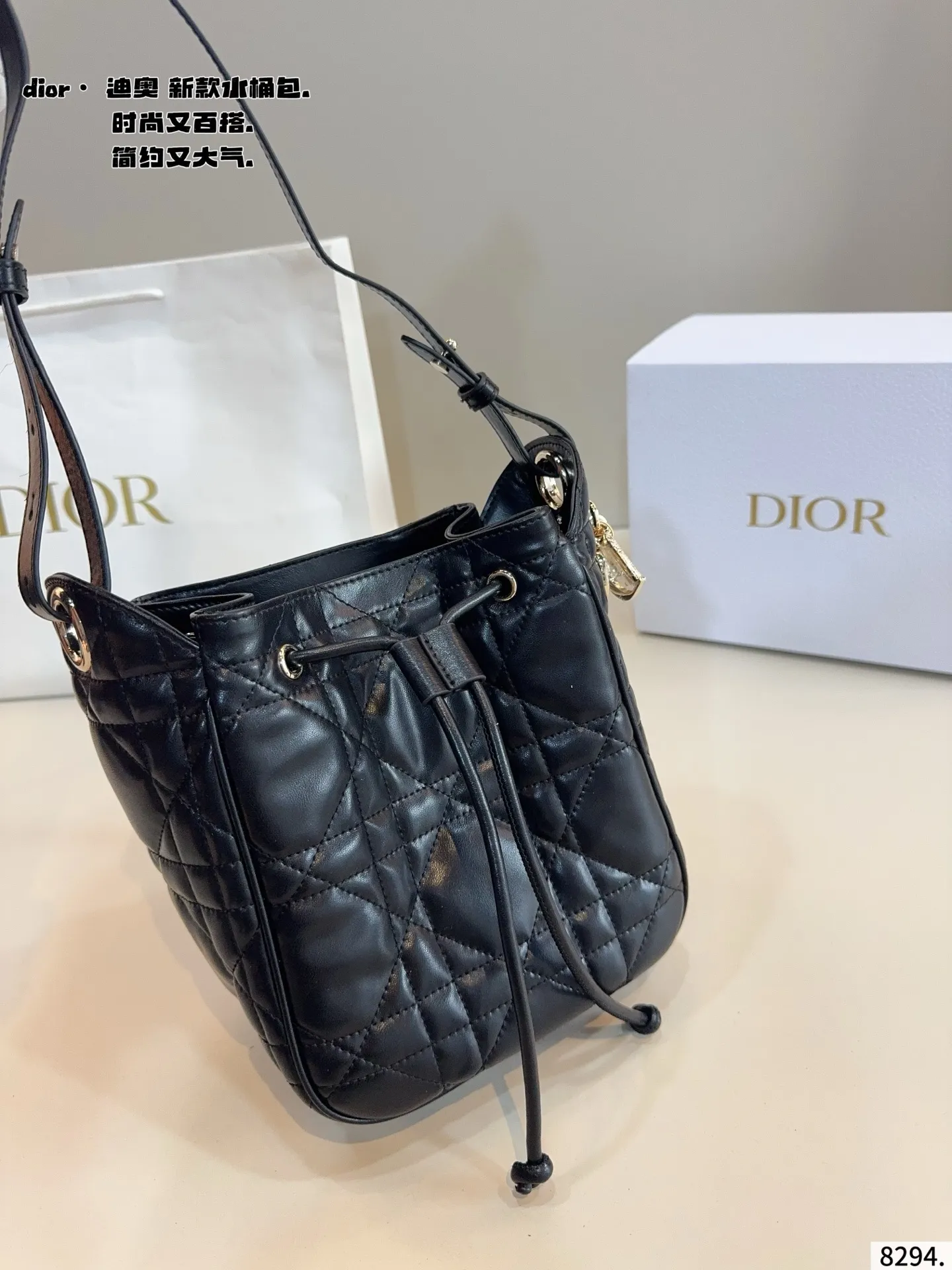 p200配礼盒🎁 D家 迪奥新款 caro 水桶包. 又酷又甜的水桶包 出門随手一拎就很好看 Dior新品真的太戳我拉 CEST DIOR出场就是王炸! 这个小水桶太太太有设计感拉 这种容量非常感人 一直焊死在身上的水桶尺寸：18*11*20cm