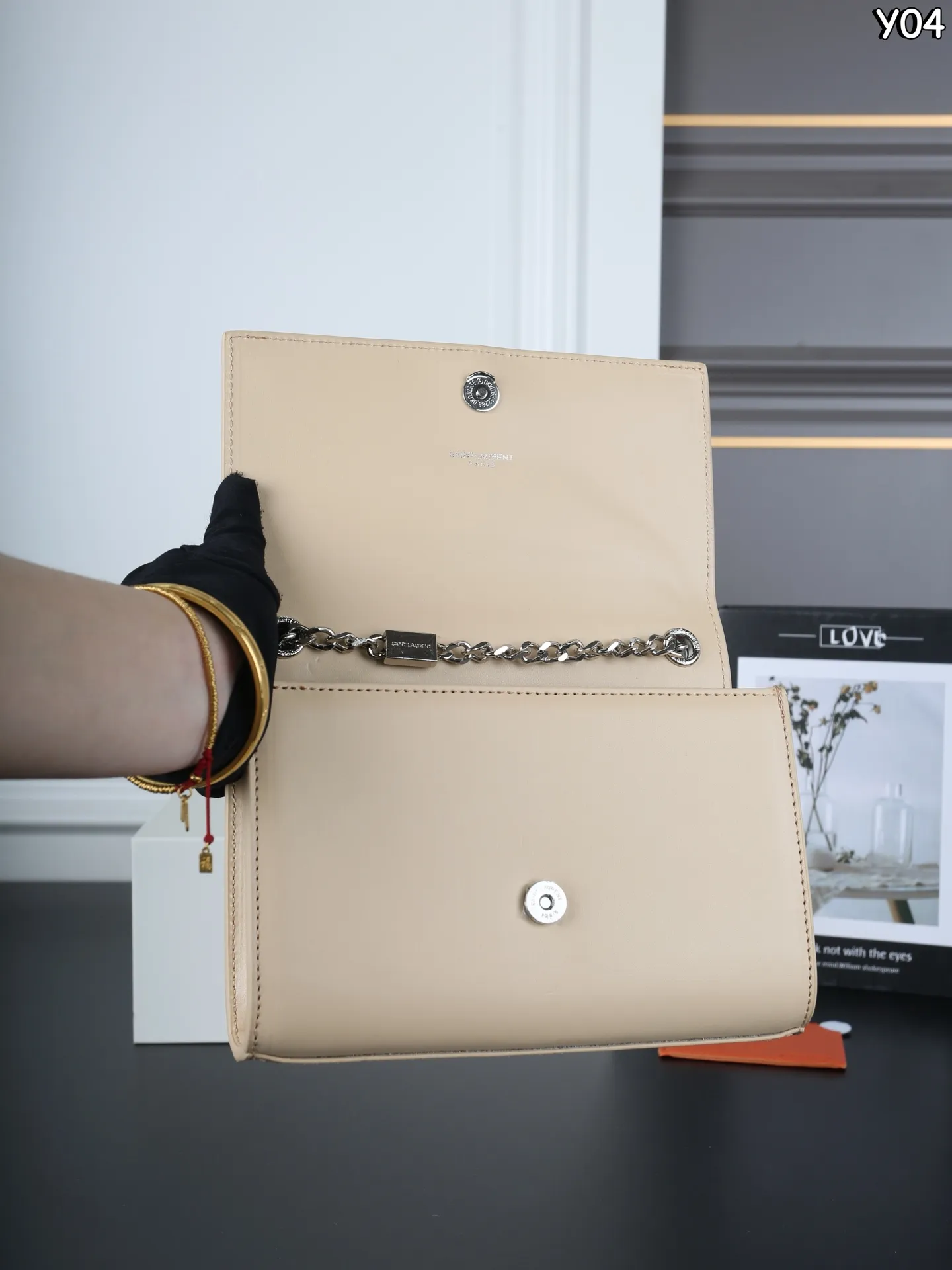 P150 全套礼盒 圣罗兰 YSL KATE 平纹 流苏包斜挎单肩包 链条包 简约又高级!正面YSL Logo+流苏链条,细节满分。 通勤约会都OK。 是都市女生必入的经典款! 这个也太好看了吧! 尺寸:20×13