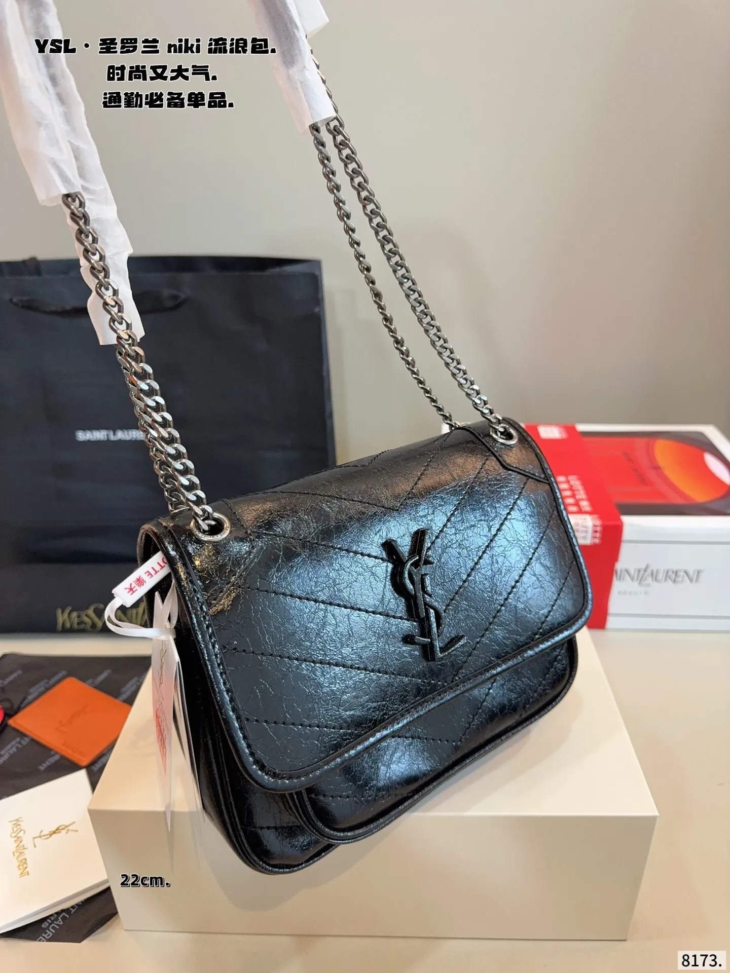p200，p180.配礼盒🎁. 圣罗兰 niki 流浪包 专柜新款Ysl圣罗兰 早已成为明星/网红们最爱的这只 低调却超显高逼格气质 据说是ysl girl人手必备 优雅高贵的她成为潮流人士口中最爱的It Bag制造机 拥有无穷魅力 时尚感极强 柔软质感 黑色五金十分抢眼 单肩/斜挎百搭各种服饰 尺寸：28*9*21/22*7*17cm