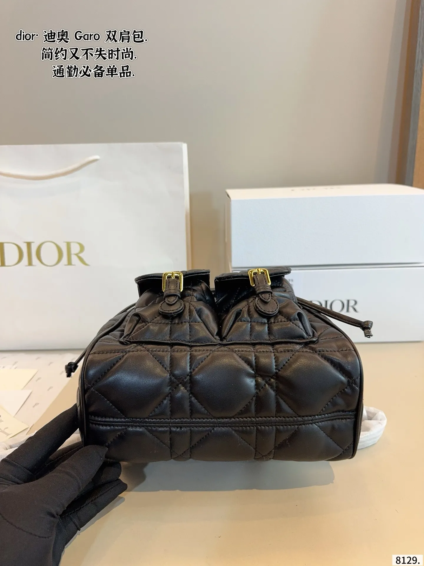 p215p205配礼盒🎁 D家 迪奥新款 caro 双肩包. 又酷又甜的双肩包. 出門随手一拎就很好看 Dior新品真的太戳我拉 CEST DIOR出场就是王炸! 这个小水桶太太太有设计感拉 这种容量非常感人 一直焊死在身上的水桶尺寸:22*10*27/17*7*18cm