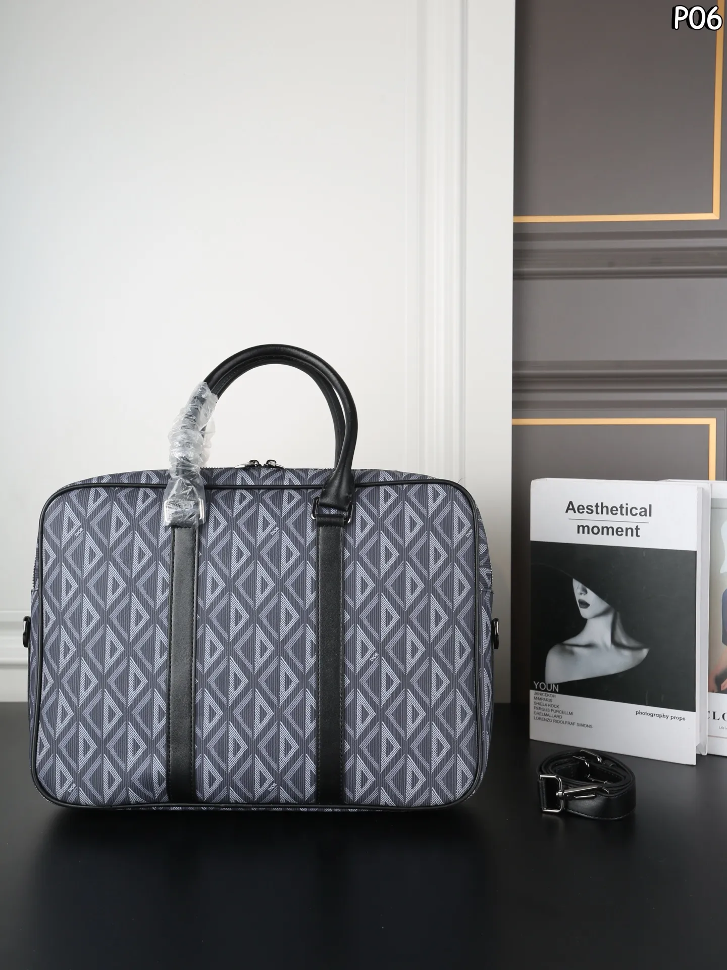 P160 DIOR迪奥 CD图案 单肩斜挎手提公文包 无法抗拒!商务人士梦中情包 可调节的肩带设计,提供了手提、肩背或斜挎的多种携带方式,搭配铝扣细节,更显精致与高级感 - 尺寸:38×28