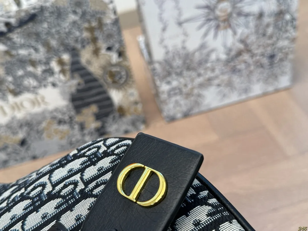 ¥120配盒 迪奥Dior最新款腰包胸包 这款腰包太好看啦,特别百搭时尚 很绝,单肩也很好看!必须入手呀! 尺寸:31 17