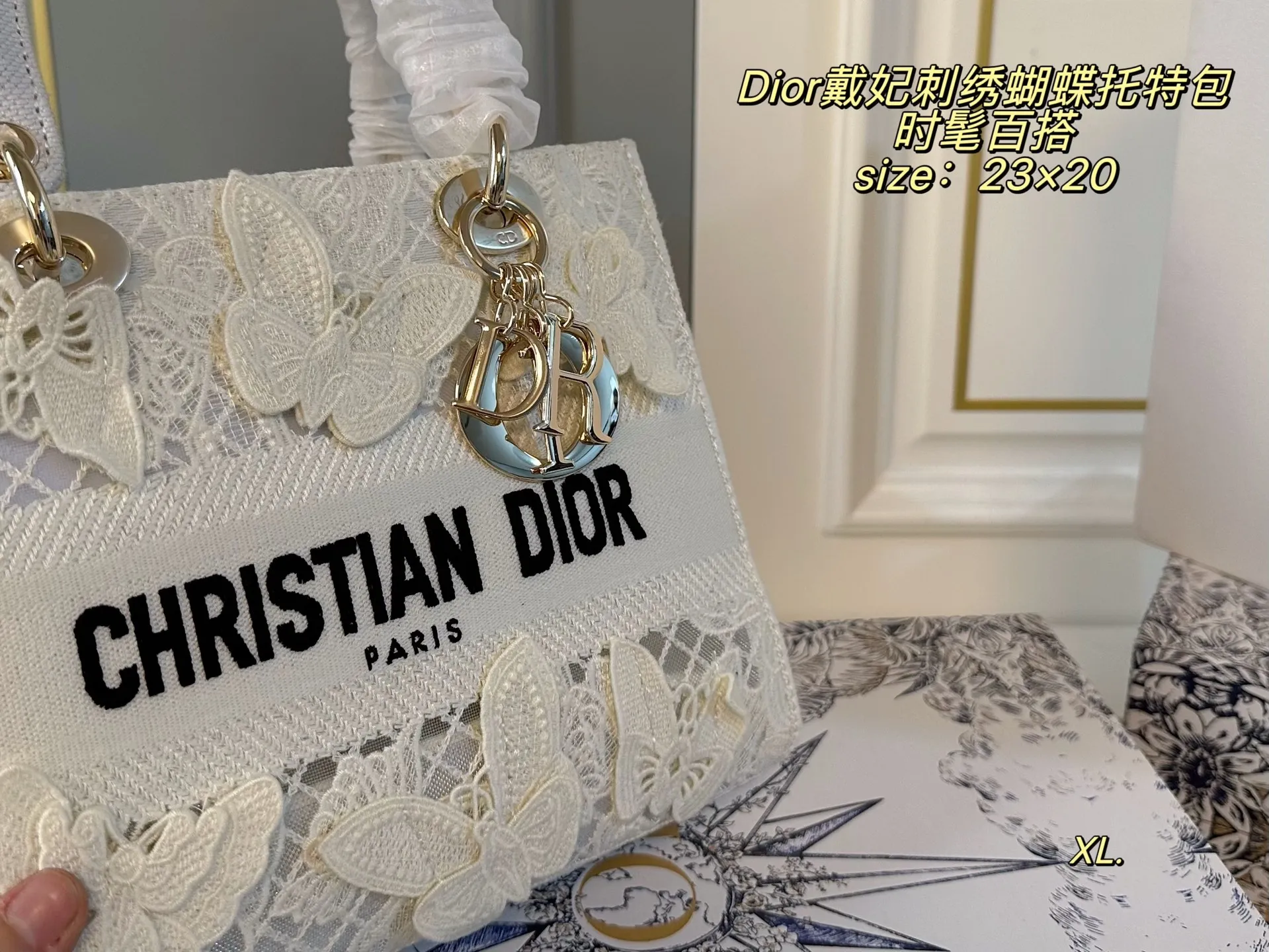 P285(折叠盒) size:23×20 Lady Dior 迪奥戴妃刺绣蝴蝶手提包💕 标志性刺绣logo搭配立体蝴蝶装饰 真的美翻了,氛围感瞬间拉满 时髦典雅的设计经久不衰! 斜挎帅气大方,手提精致优雅! 自带氛围感,时尚百搭yyds🖤