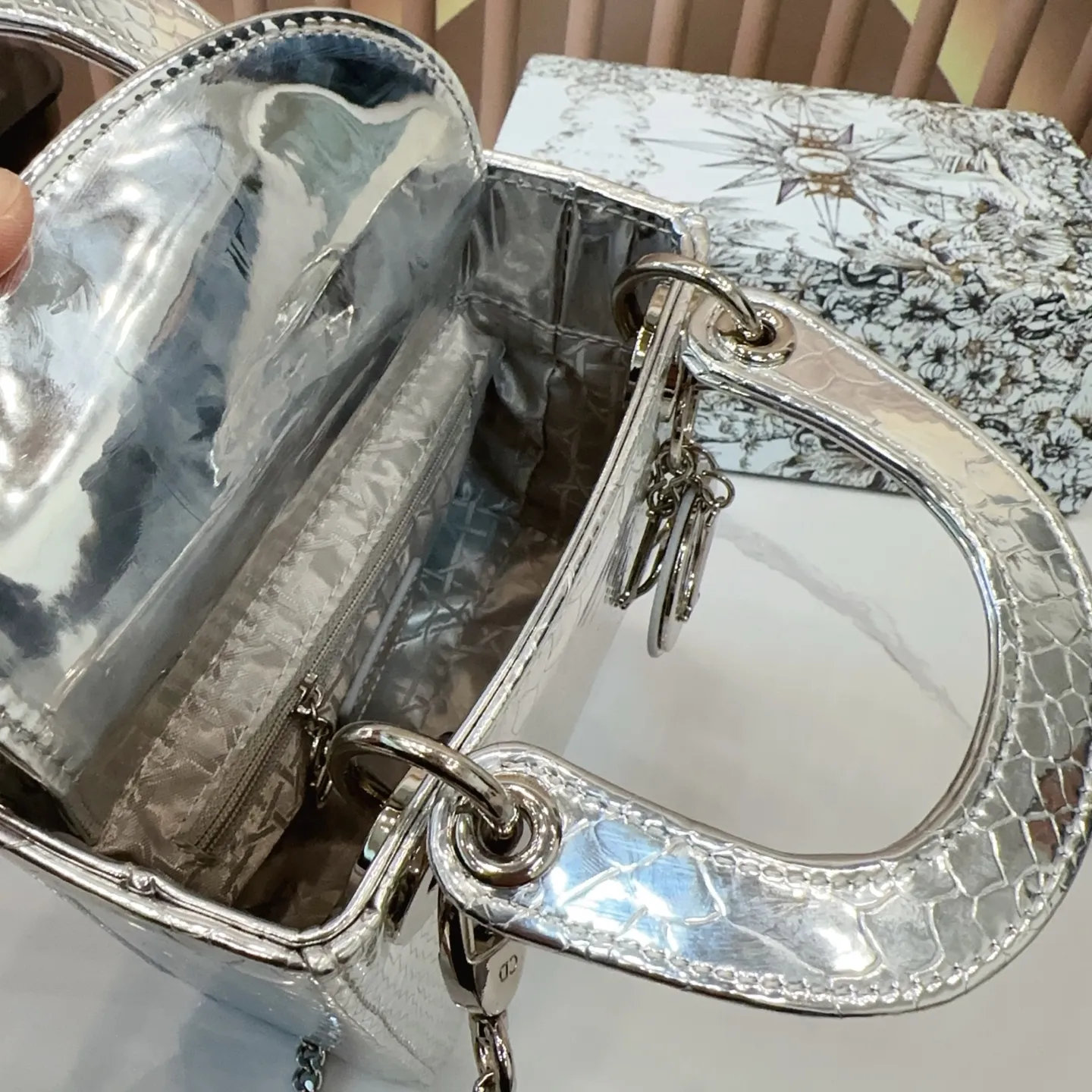 P160 配折叠盒子 迪奥戴妃包 Dior戴妃包太好看了吧！ 优雅指数拉满 搭配简洁风格的衣服整个人气质就上来了 而且容量完全可以满足日常要求 日常聚会逛街都很方便~ 尺寸：17.14 E