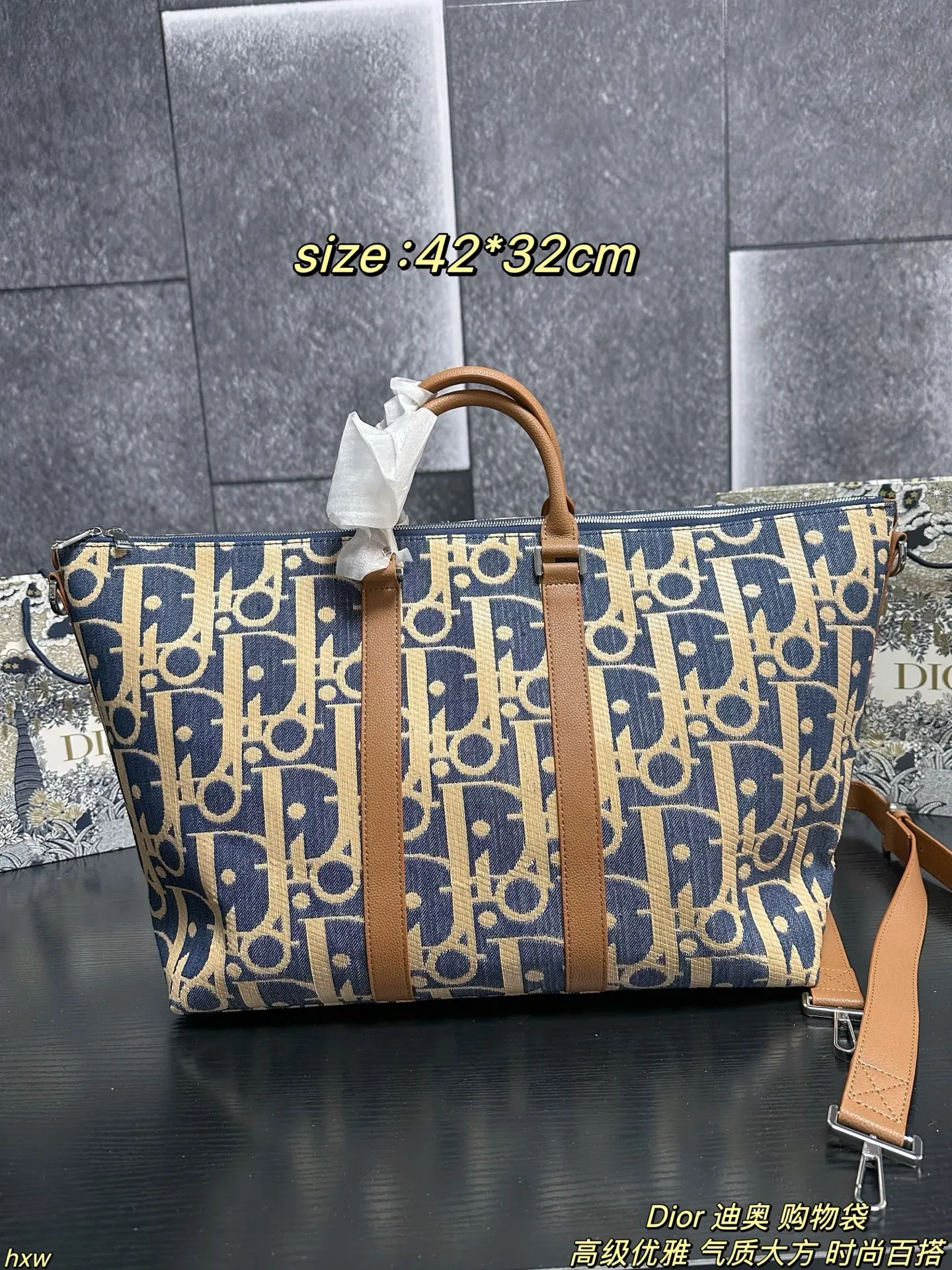 P175 Dior 迪奥 购物袋 DIOR迪奥手提敞口大容量源板绣花时尚购物袋女包托特包,每一只BOOK TOTE手袋都采用复杂的制作工艺,每只手袋的制作历时逾三十二个工时,包含三种不同的刺绣针法,由一百二十万针缝线精制而成。夏天出门必备,无论是化妆品,水杯还是遮阳伞,防晒霜,防晒喷雾,零食,统统装入,简直是百宝箱的存在 普通人也能实现大牌梦 尺寸:42*32cm