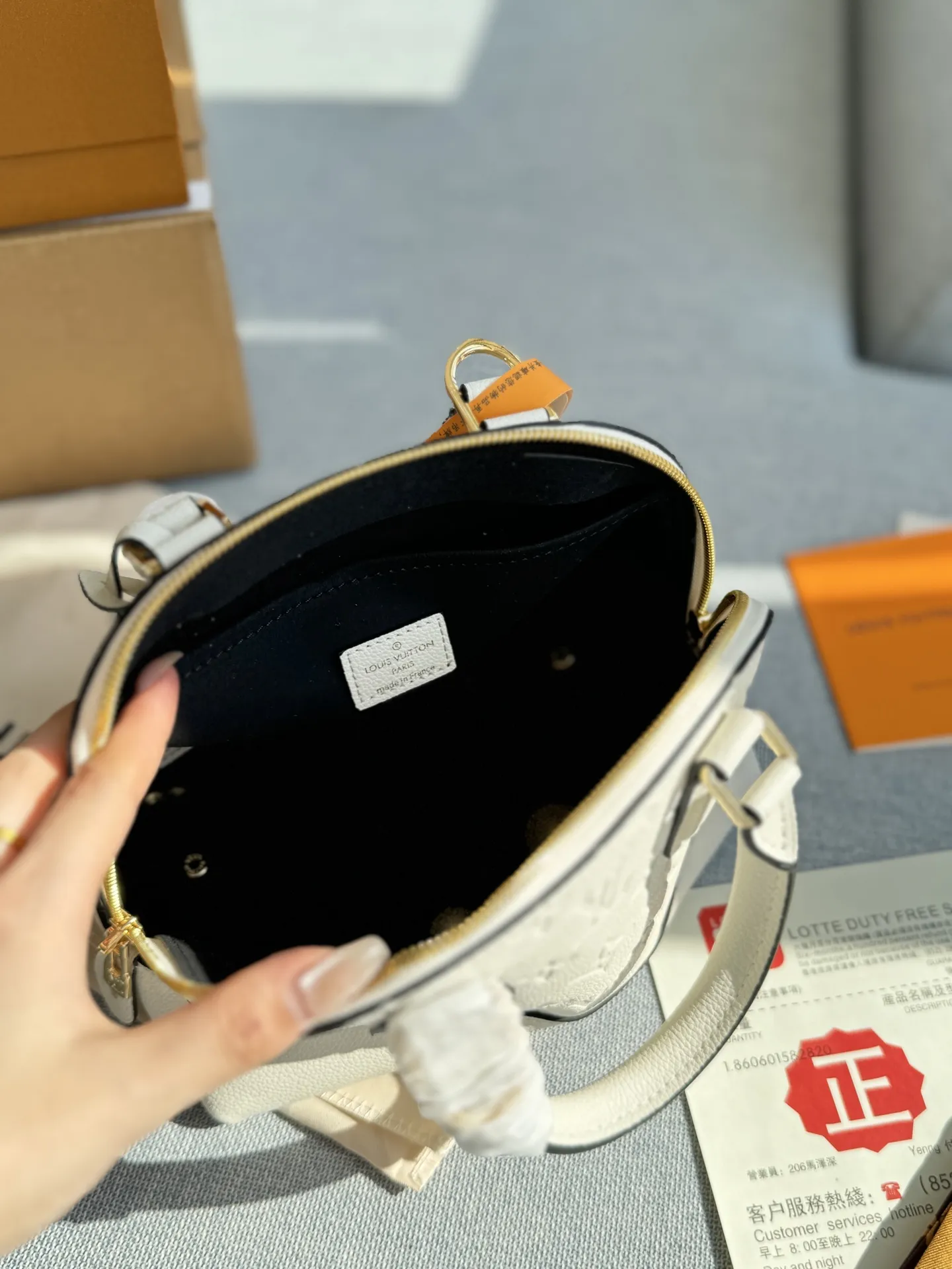 💰185 全套礼盒 size：24&times;18 LV N&Eacute;O Alma BB 压纹 贝壳包手提包 LV贝壳包超级经典的一款了，永远不会过时的那种! 容量也很充足，主要是这个贝壳样子的设计太挫我啦! 柔软的感觉内里层与鲜明的颜色。这款休闲包非常轻薄，全皮压花贝壳包内部空间宽敞，携带方式多样，是最理想的日常包。