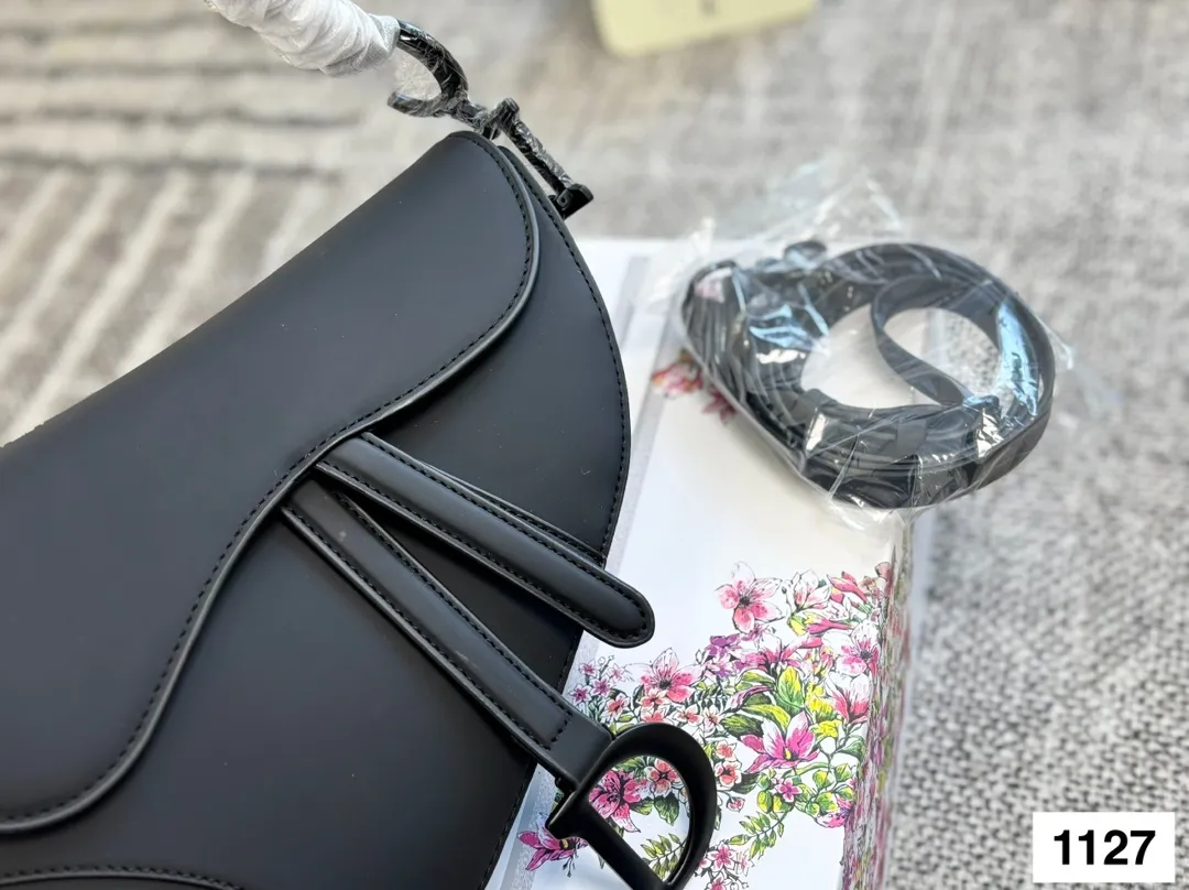 磨砂 P135 配盒子 Dio迪奥 马鞍包 超级好搭配 一年四季皆可 适合日常出行 闺蜜逛街 都是超级不错的选择 尺寸：24 21