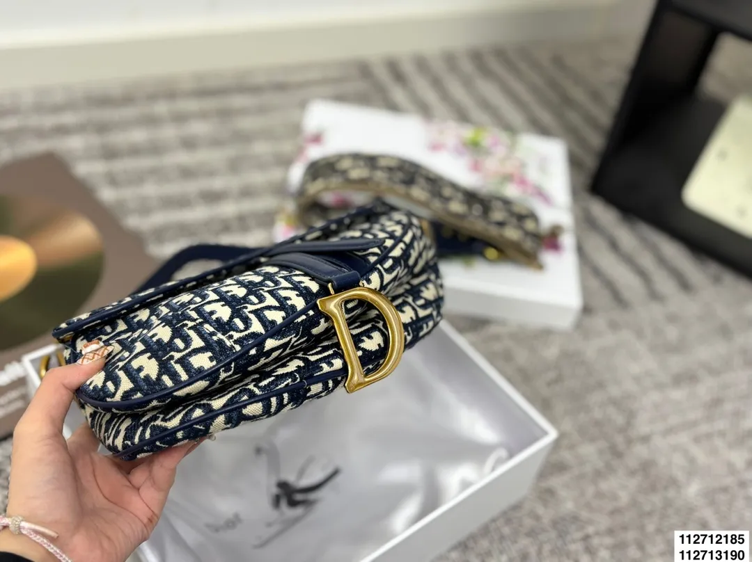 p135大号 配折叠盒 p130小号 配折叠盒 尺寸:25cm*20cm(大) 18cm*15cm(小) 升级版出货 ✅ 迪奥 老花马鞍包 配宽肩带