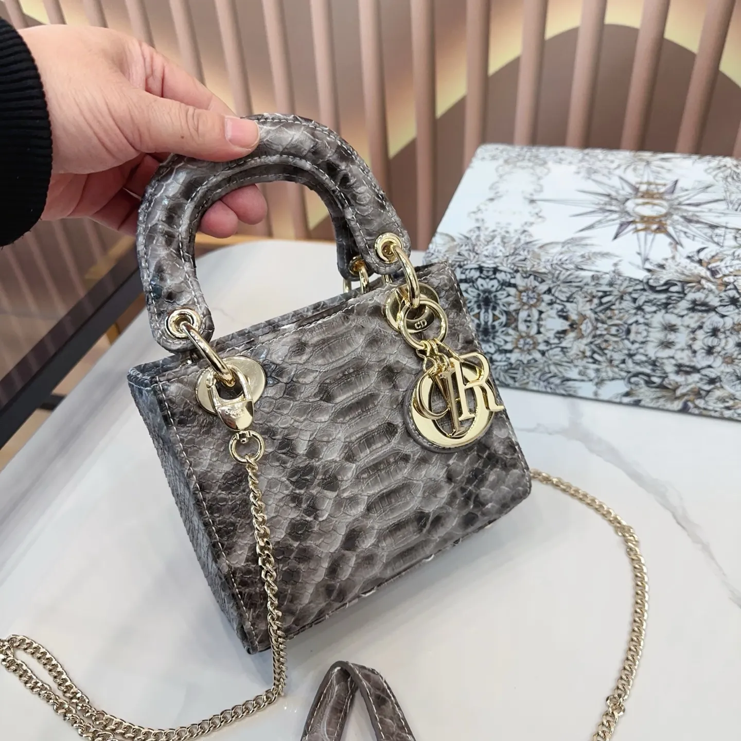 P170 折叠礼盒🎁 升级版 Dior迪奥 戴妃包 蟒蛇纹Lady戴妃包 蟒纹搭配渐变色 采用牛皮革精心制作 中号款式,搭配可拆卸的链条肩带 可拆卸的皮革肩带,可手提、肩背或斜挎 是日常造型的理想之选 尺寸 三格17cm ej