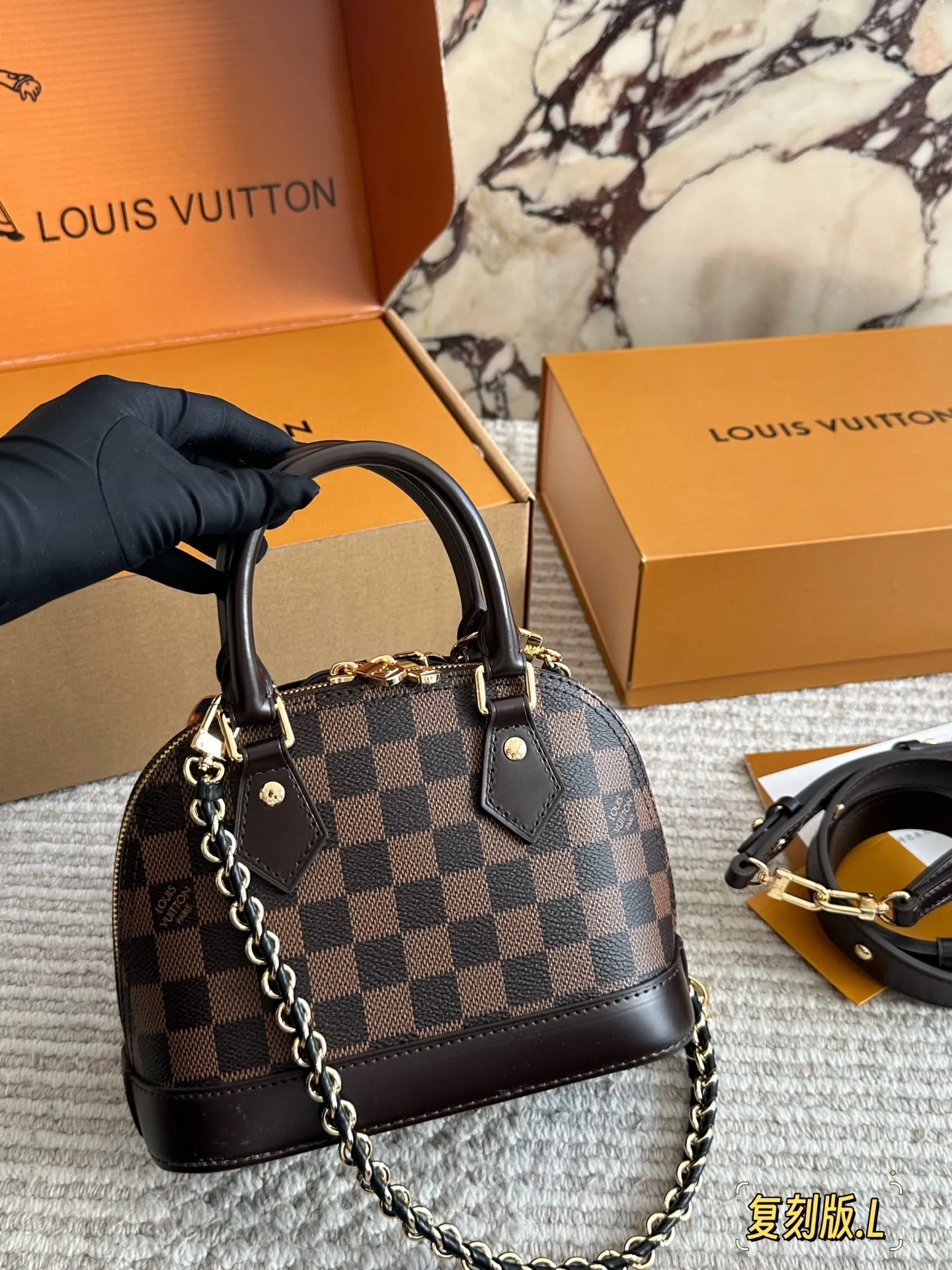 💰 220 配盒 size: 21 16cm L家 Alma贝壳包 内敛!深沉!有味道! 这款百搭的经典手袋 依然很受现代的青睐!