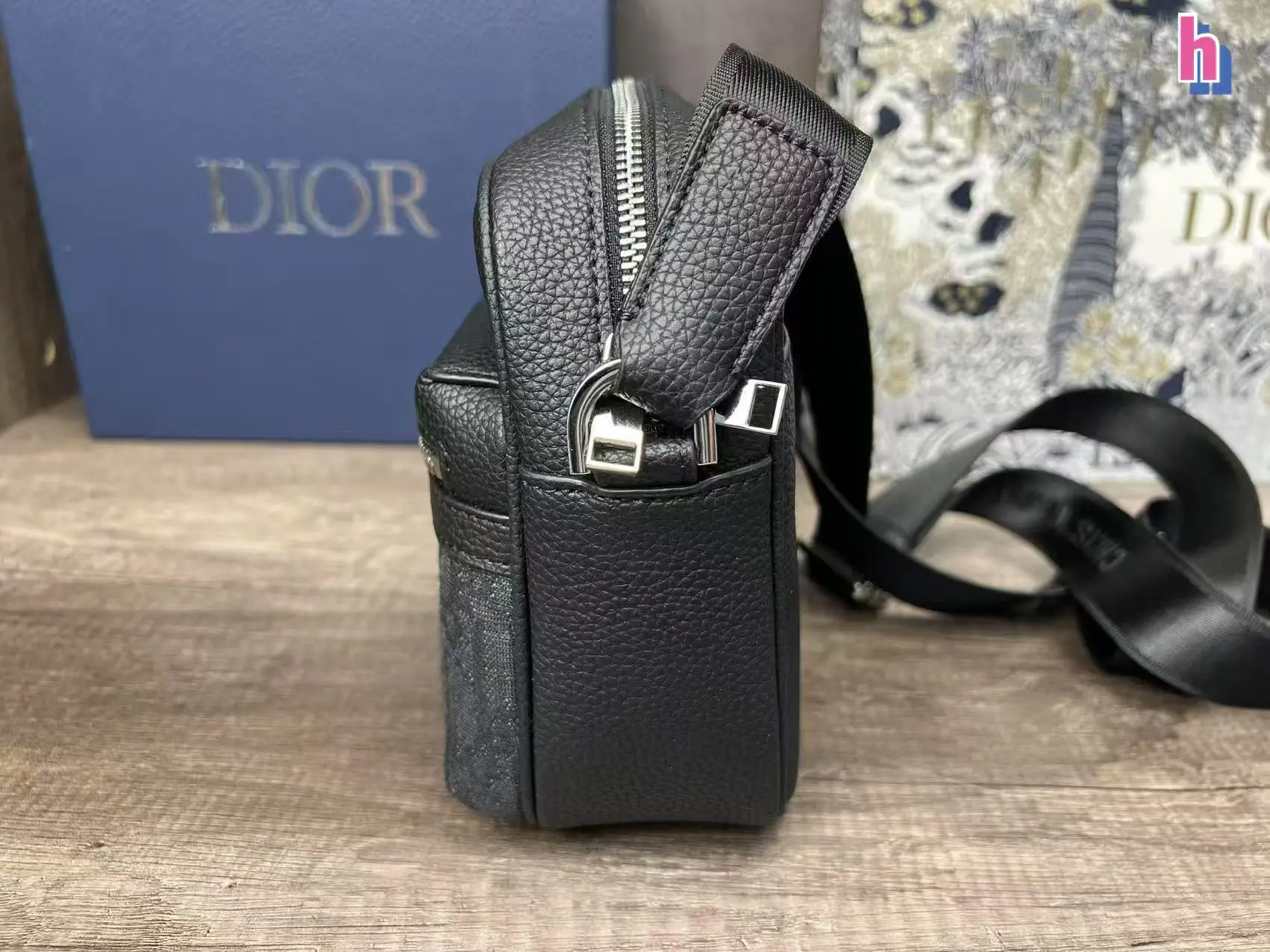 p140 迪奥Dior系列男包邮差包 ⚠️配盒 ⚠️尺寸尺寸23*17cm 👜💖 DIOR 老花斜挎包,经典魅力永流传 Dior 老花斜挎包,将复古与时尚完美融合😎。独特的花纹,彰显品牌的优雅气质💯。精致的细节,展现非凡品质。