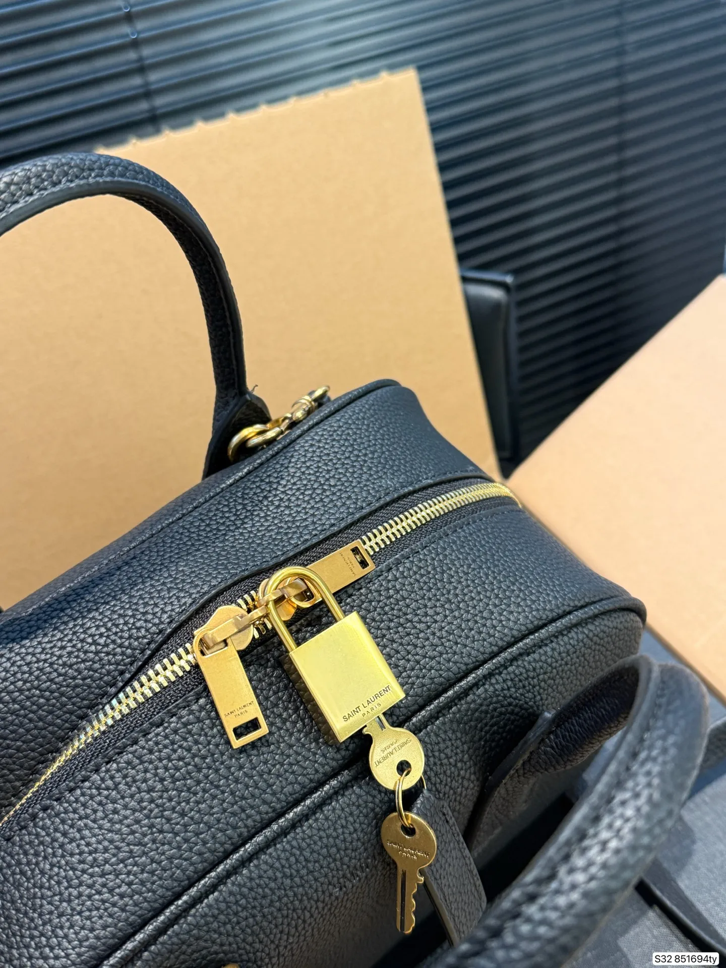 P210配飞机盒 折叠盒 YSL圣罗兰新款|保龄球包 新款乖巧的小包包手拎或者斜挎都可 日常的物品统统放的下 尺寸25 17 货号851694