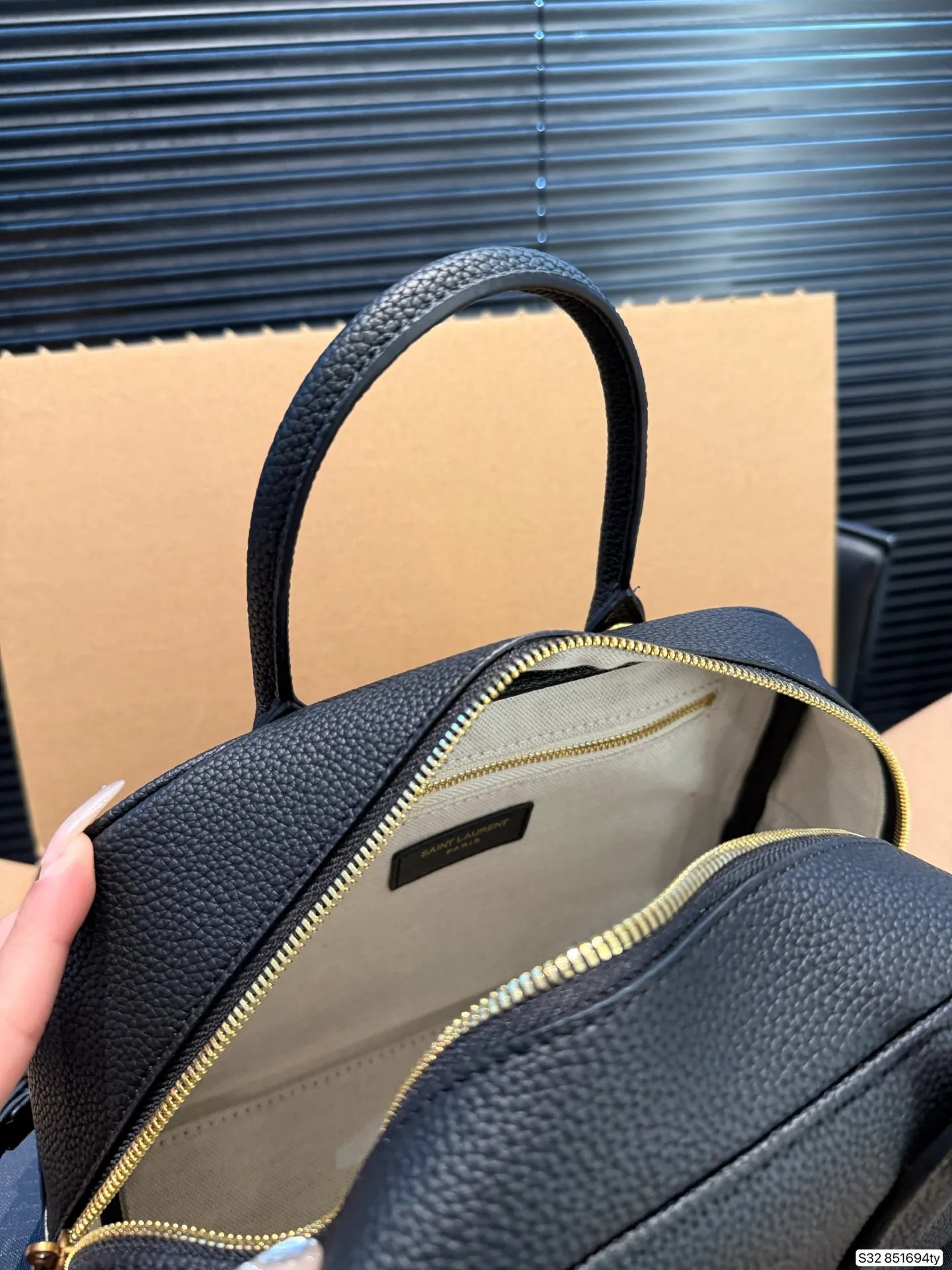 P210配飞机盒 折叠盒 YSL圣罗兰新款|保龄球包 新款乖巧的小包包手拎或者斜挎都可 日常的物品统统放的下 尺寸25 17 货号851694