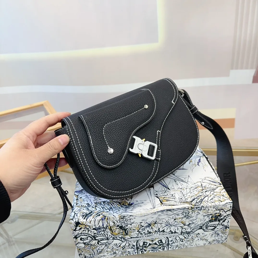 p180配礼盒🎁 Dior/迪奥 新款 男包系列的相机包实在帅la~ 简单有质感的设计对于日常即使不爱穿搭的男生都很友好 基础款搭配起来也能提升整体时髦度实用又很高级 尺寸 :24*6*17cm