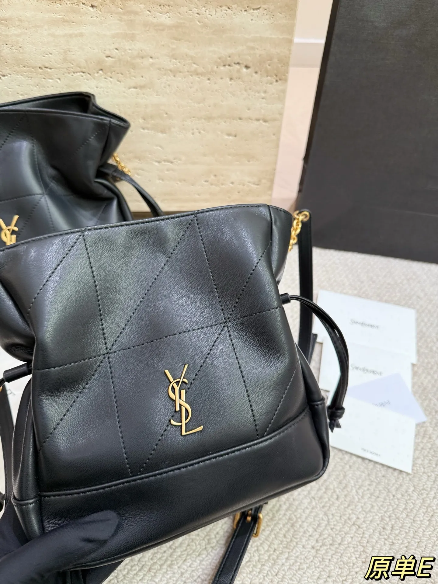 P185 P175 配盒 圣罗兰新品Jamie手袋,松弛有度的时尚,YSL新品Jamie手袋,手袋的精致设计,不仅能够完美收纳你的日常所需,更是一种生活态度的展现。松弛有度,既不失优雅,又充满个性。尺寸25.21 20.20