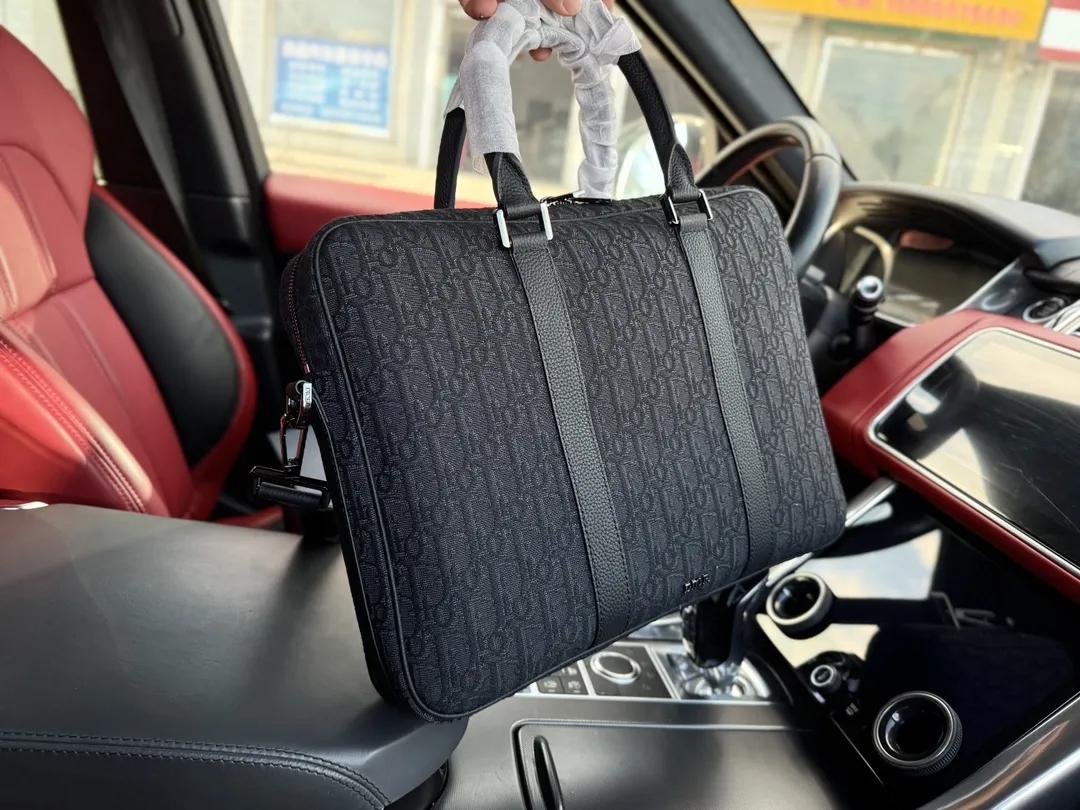 p245 牛皮版 📷高端货‼️ 新款 “ DIOR ”迪奥公文包💼 DIOR迪奥 OBLIQUE 印花Logo拆卸的皮革肩带 棉 单肩斜挎手提公文包 dior迪奥牛皮公文包 男款 黑色进口原厂面料🐂高清五金logo标志、专用里内里。顺滑拉链、油边平滑、做工精致每个细节到位!男人必备款。规格:38x28x6cm 配折叠礼盒🎁