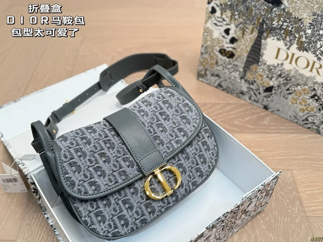 黑色&yen;190灰色&yen;195折叠盒 迪奥DIOR马鞍包 包型太可爱了 容量非常可，日常通勤都没问题 可咸可甜 质感满分 工艺非常讲究 细节立体感拉满 尺寸24 16