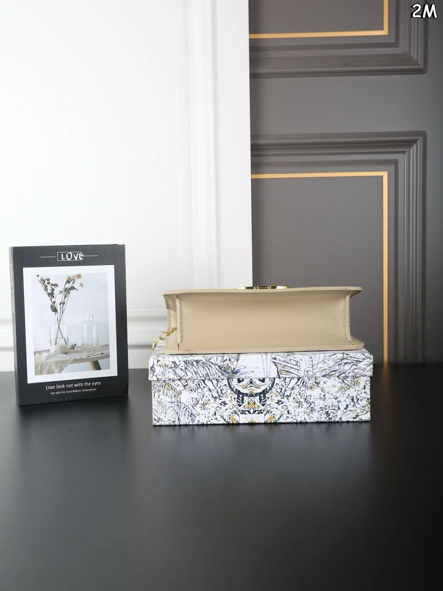 P110 天地盖 DIOR迪奥 Montaigne 蒙田包盒子包单肩斜挎包 链条款 整个包型,是以当代流行的复古风!单单Logo按扣的设计就可以单手优雅的翻盖,内里两面都带有小夹层,背面的浮雕后方还有一个大夹层,背带除了调节长短之外,还可以完全拆下来 作为手拿包使用。多变也实用, 背上它大家都要夸 自带法式复古感的蒙田经典爆款了 尺寸:25×15