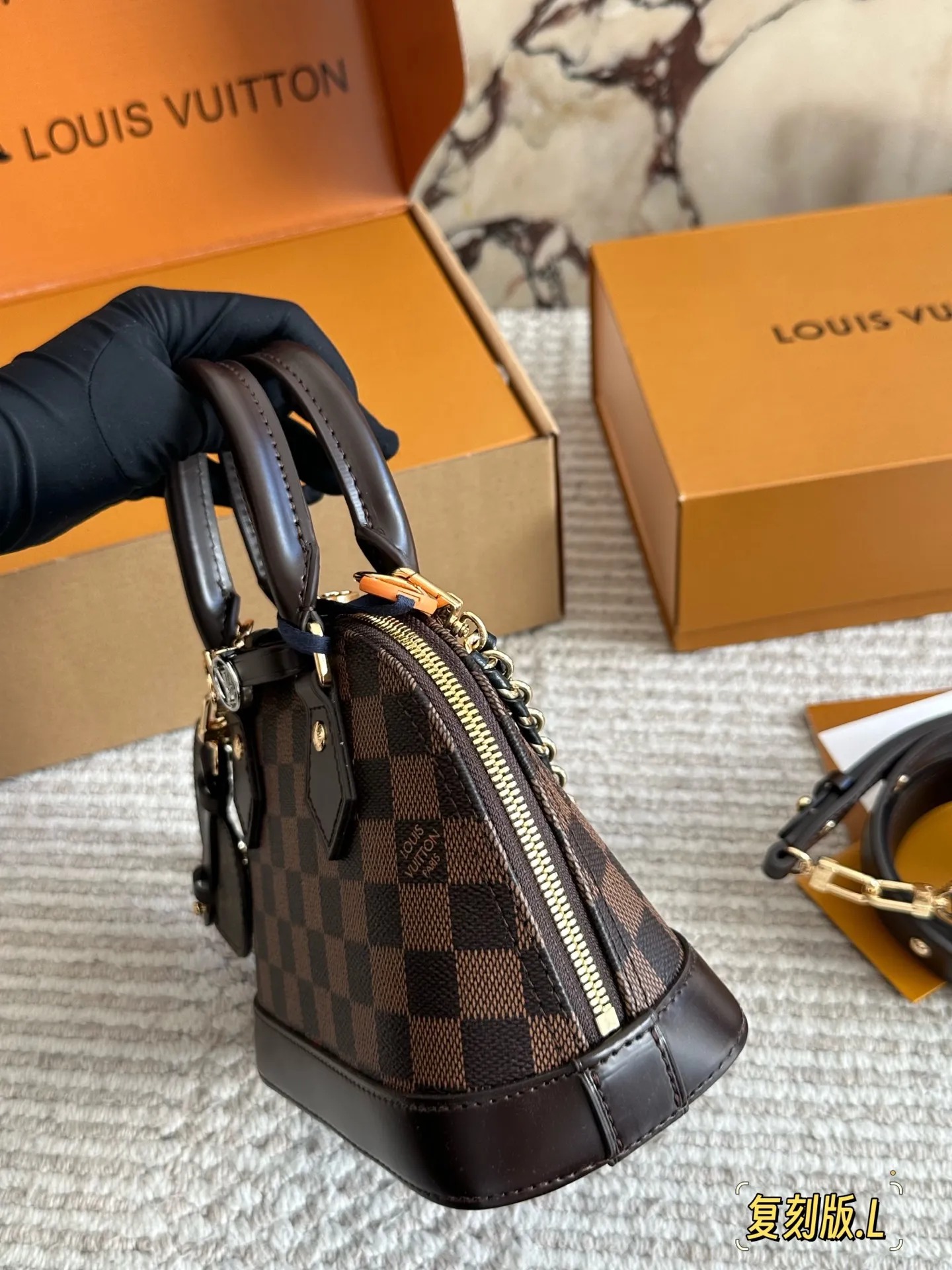 💰 220 配盒 size: 21 16cm L家 Alma贝壳包 内敛!深沉!有味道! 这款百搭的经典手袋 依然很受现代的青睐!