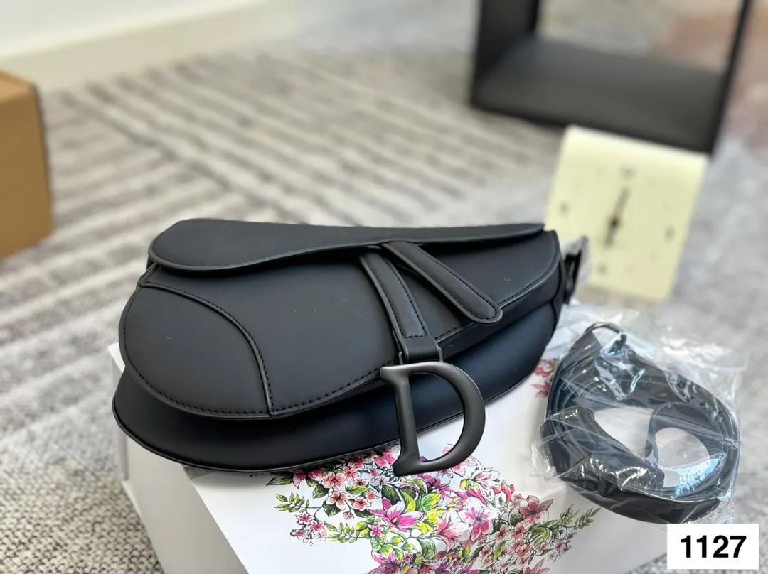 磨砂 P135 配盒子 Dio迪奥 马鞍包 超级好搭配 一年四季皆可 适合日常出行 闺蜜逛街 都是超级不错的选择 尺寸:24 21