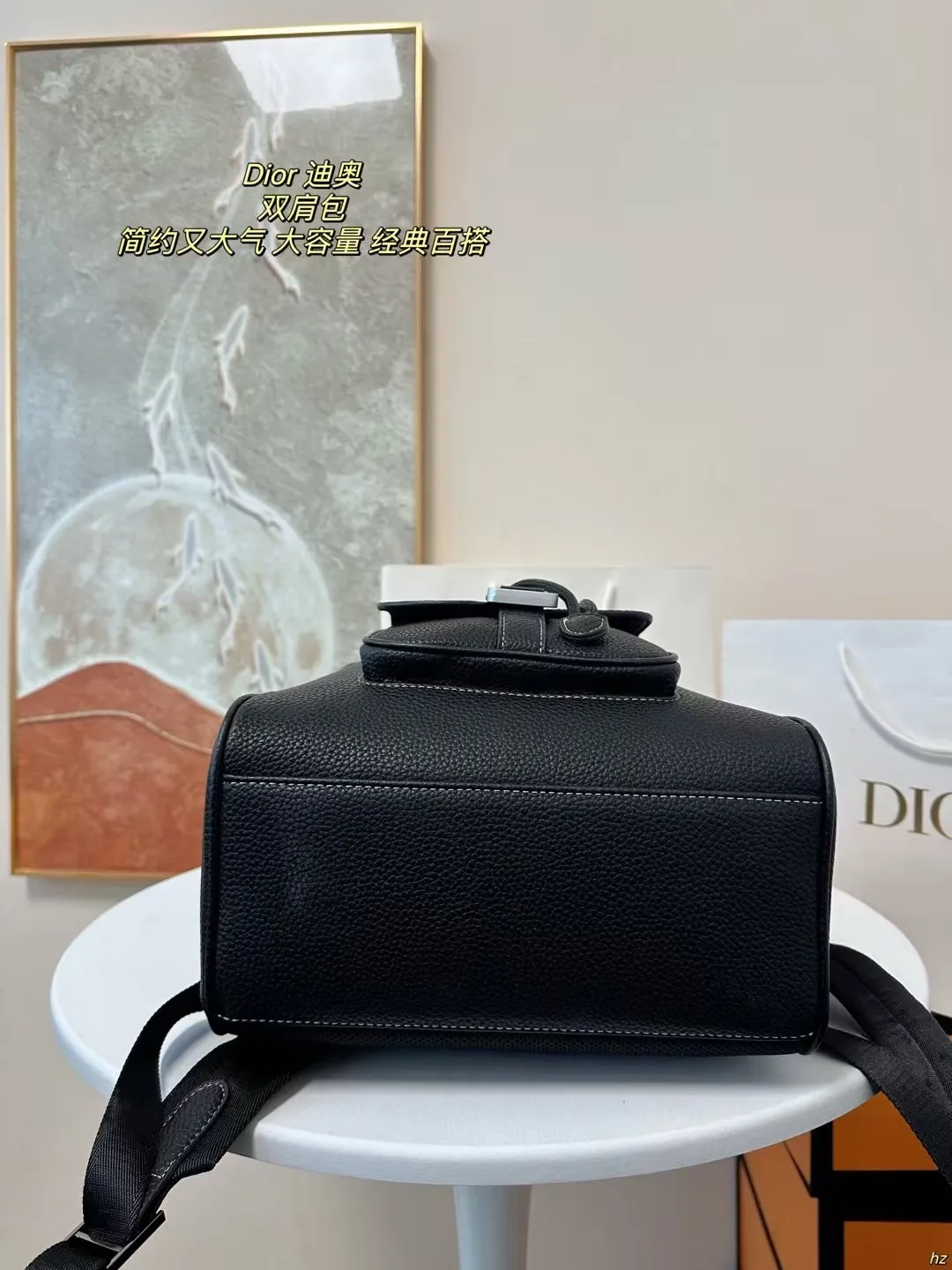 P185 Dior 迪奥 双肩包 这款马鞍双肩背包是二零二四秋季男装系列新品,采用时尚的原创设计,突显马鞍风格。黑色粒面牛皮革搭配对比鲜明的缉面线,正面饰以Dior标志。空间宽敞,设有一个隔层,可收纳各种日常用品,正面马鞍翻盖,可收纳钱包、钥匙、耳机或手机,便于轻松取用。实用百搭,是各式造型的点睛之笔。 尺寸:28*42CM