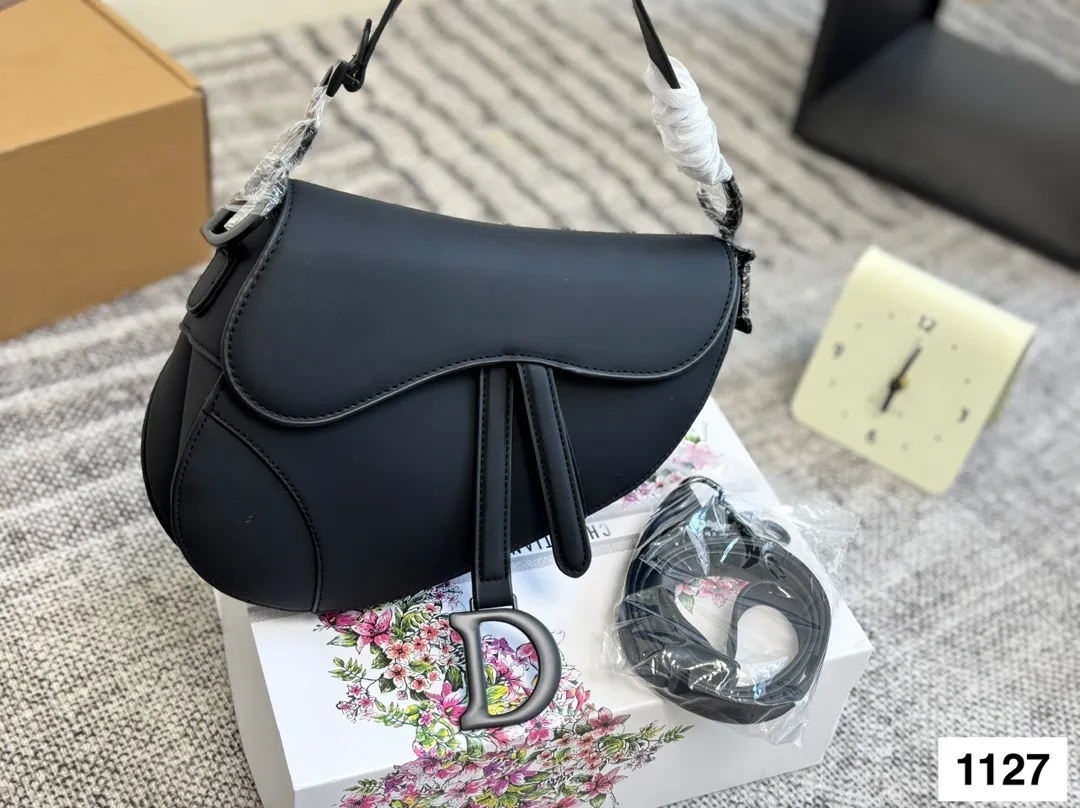 磨砂 P135 配盒子 Dio迪奥 马鞍包 超级好搭配 一年四季皆可 适合日常出行 闺蜜逛街 都是超级不错的选择 尺寸：24 21