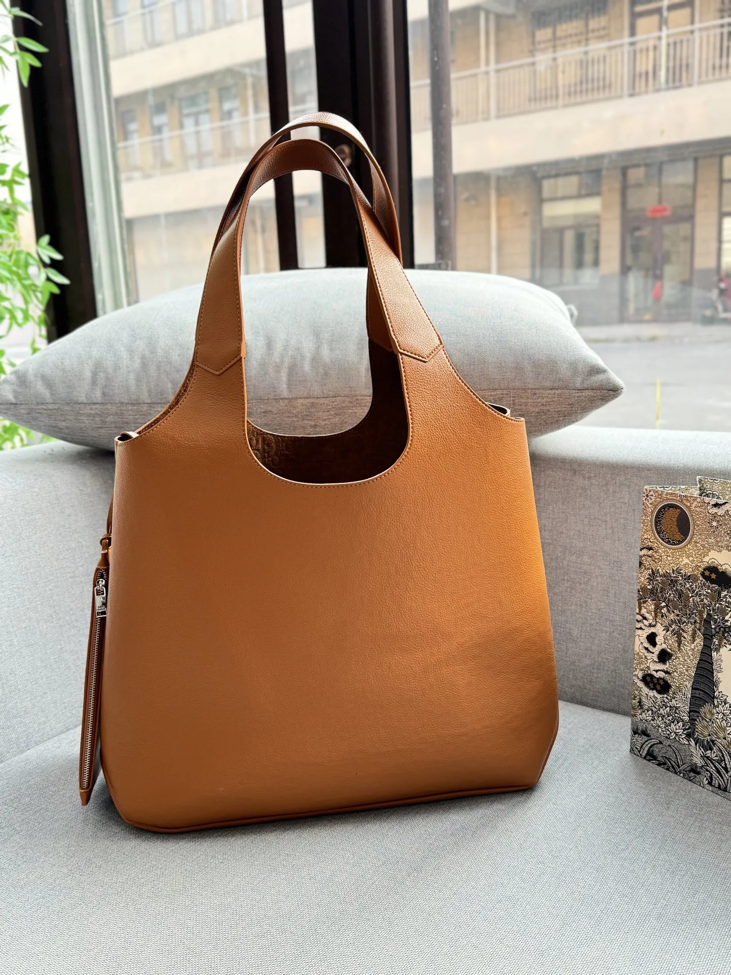 💰205 size:41×33 DIOR迪奥 Privé 腋下包 托特包Tote包购物袋 手提包 细腻高级的小牛皮材质 每一次触碰都能感受到这款包的价值 低调的设计,高级男包该有的私密奢华 足够大的容量,型男通勤绝配 配了同色的拉链手袋存放私密物件 内侧是若隐若现的DIOR老花压纹,彰显质感