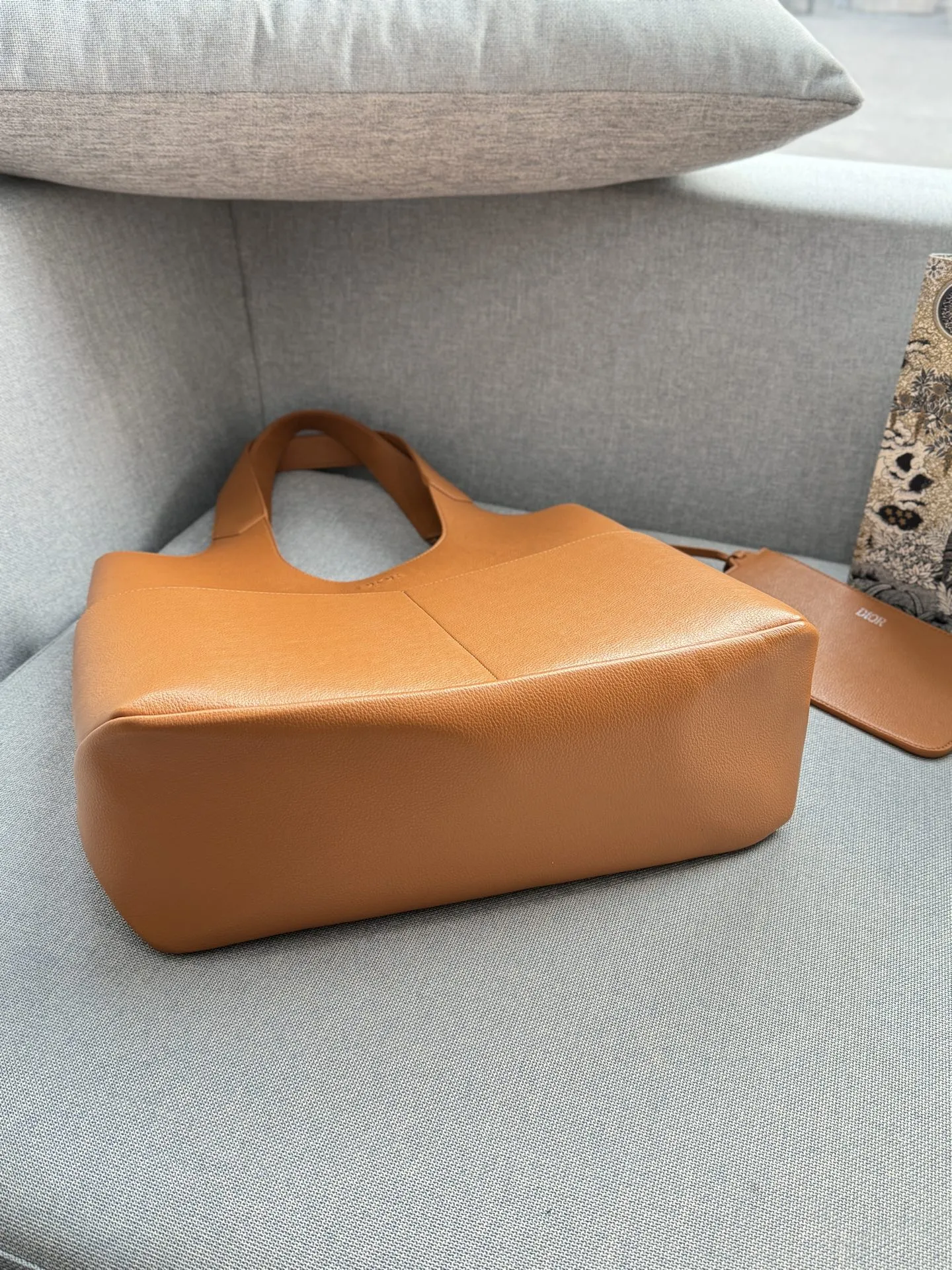 💰205 size:41×33 DIOR迪奥 Privé 腋下包 托特包Tote包购物袋 手提包 细腻高级的小牛皮材质 每一次触碰都能感受到这款包的价值 低调的设计,高级男包该有的私密奢华 足够大的容量,型男通勤绝配 配了同色的拉链手袋存放私密物件 内侧是若隐若现的DIOR老花压纹,彰显质感