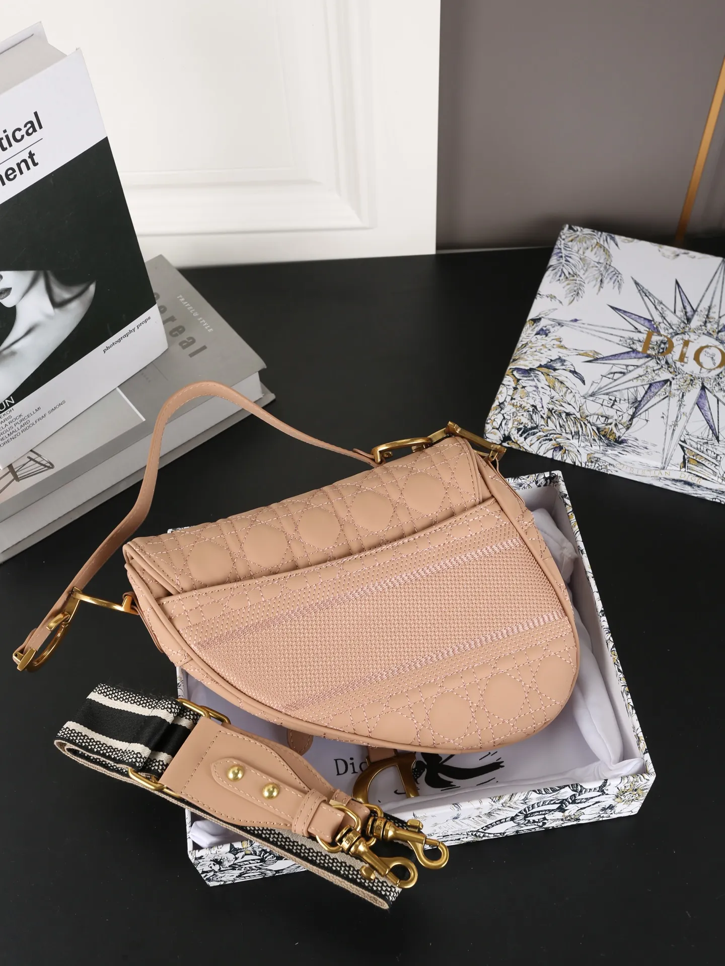 P150 天地盖 DIOR迪奥 马鞍包系列 藤格纹刺绣 马鞍包 单肩手提包 迪奥的马鞍系列是真绝了，每包款型都那么好看 这新次推出的限款定马鞍包是更原有Oblique经刺典绣老元花素上加上了logo字刺母绣😍着让实人喜惊不断🥰 这款真包是人潮必备款，时加尚分💯可手提，可肩背，也搭可配Dior肩带斜挎✌️️ 经永典存，时是尚个轮回，马包鞍从最初诞的生开始 尺寸：24&times;21