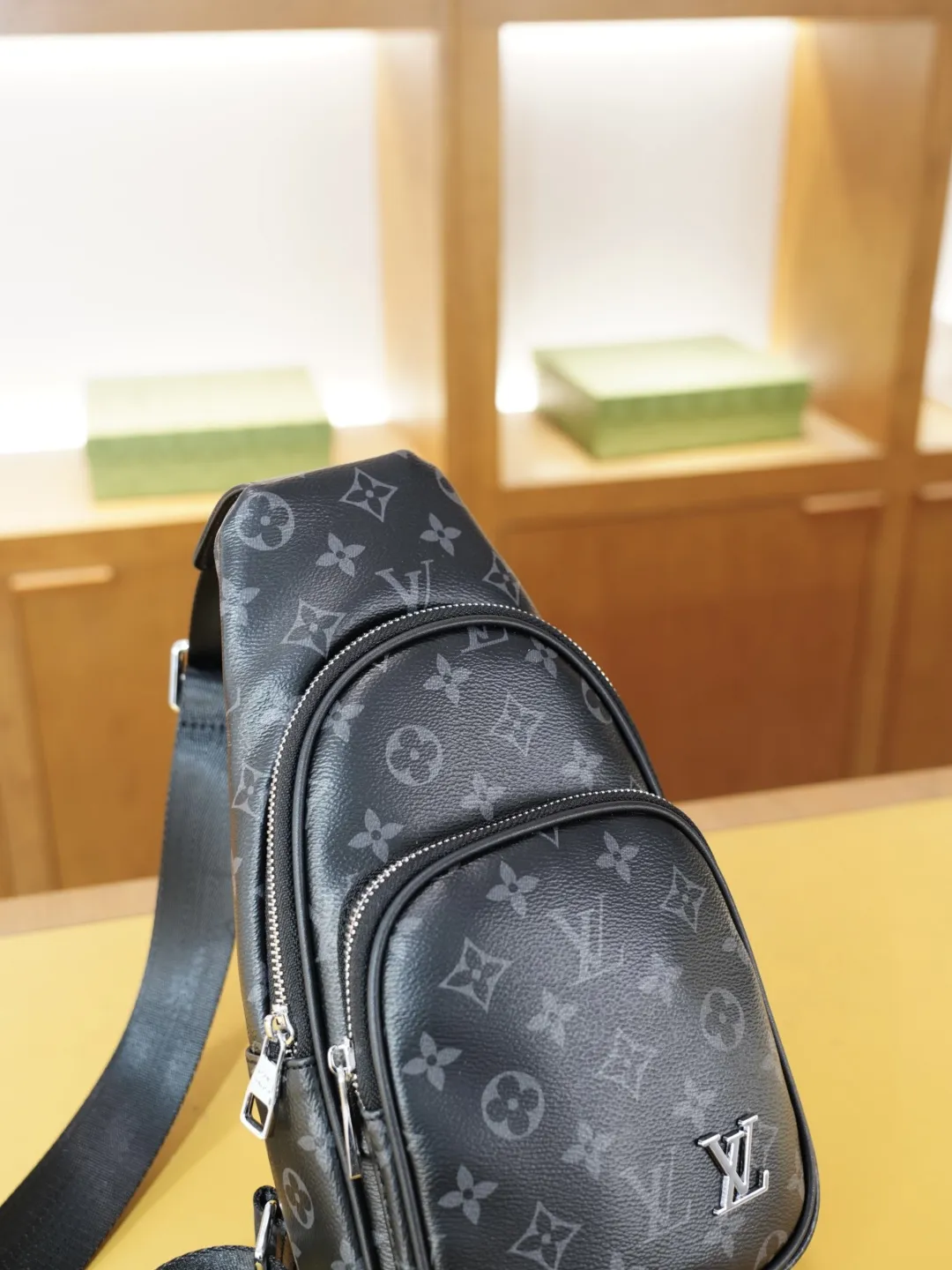 P80 🇫🇷 路易威登 官网同步 高版本 胸包 永恒不过时的标志性产品 纯原单牛皮 顶级五金制作 非市面普通版本 今年LV最爱的款式 全部实拍 实用性非常高 完全不用担心穿搭 【规格:18x30x6】