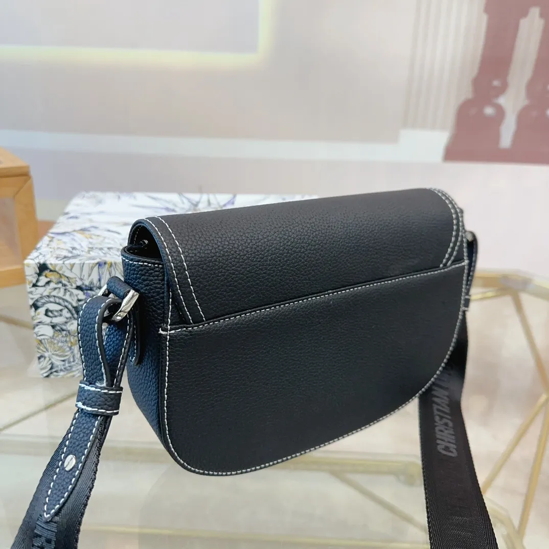 p180配礼盒🎁 Dior/迪奥 新款 男包系列的相机包实在帅la~ 简单有质感的设计对于日常即使不爱穿搭的男生都很友好 基础款搭配起来也能提升整体时髦度实用又很高级 尺寸 ：24*6*17cm