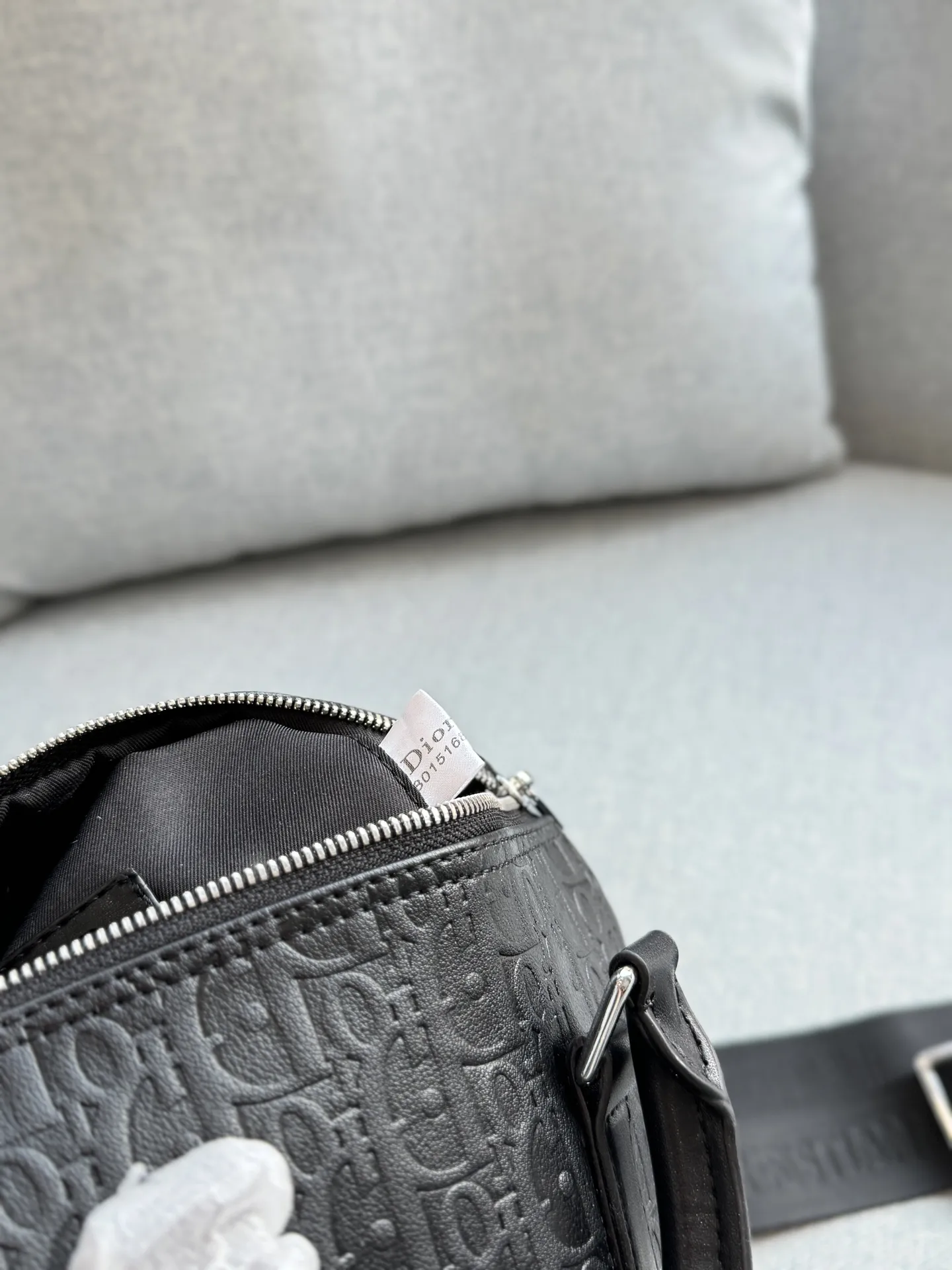 💰130 size:25×14 DIOR迪奥 波士顿包 枕头包单肩包 采用高品质小牛皮,哑光质感+经典压纹,低调又高级。包型简约,手提斜挎都 OK,配可拆卸肩带,灵活百搭!