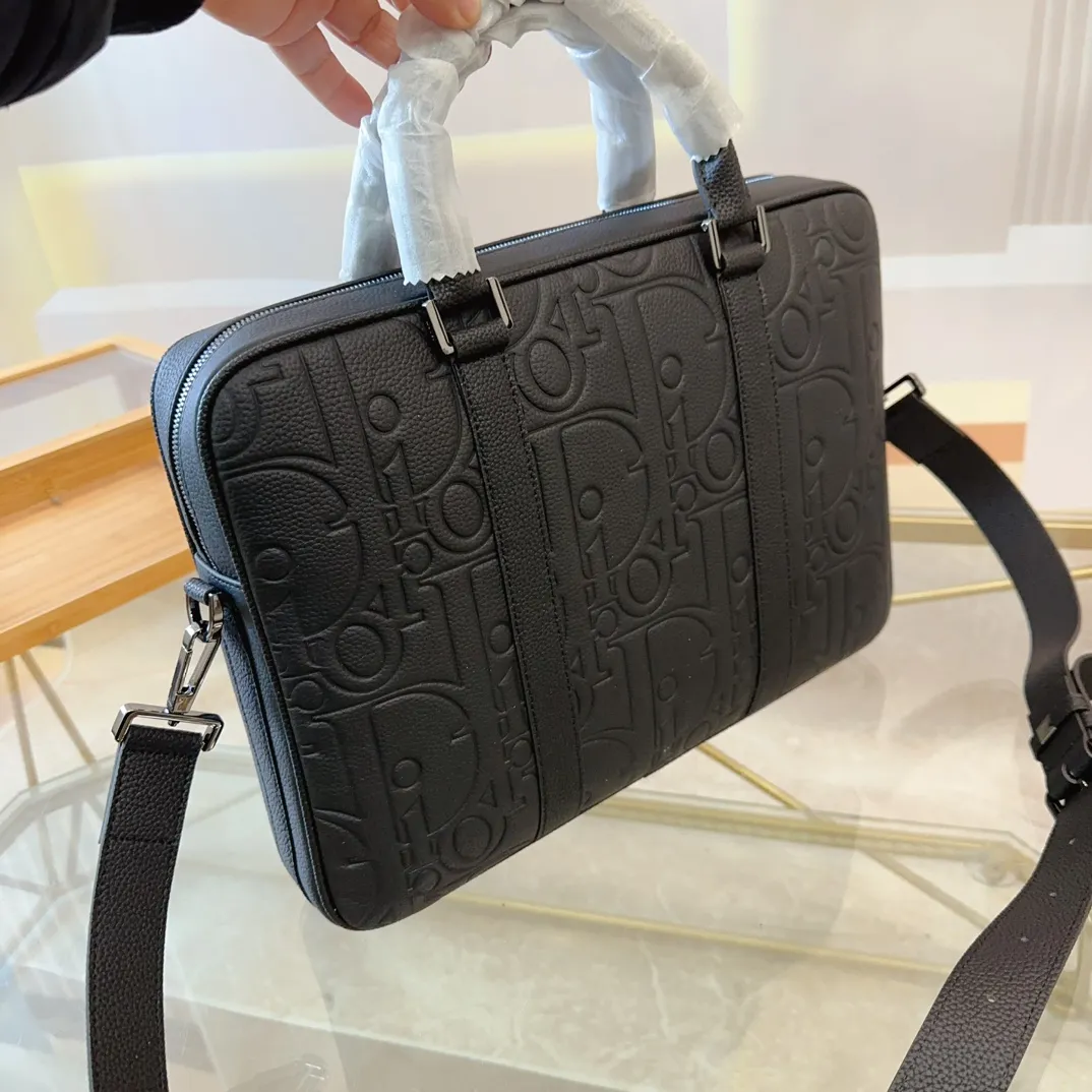 P250 迪奥男士公文包 实用性强 细节做工精致 高端大气上档次 休闲大方 尺寸：37 28