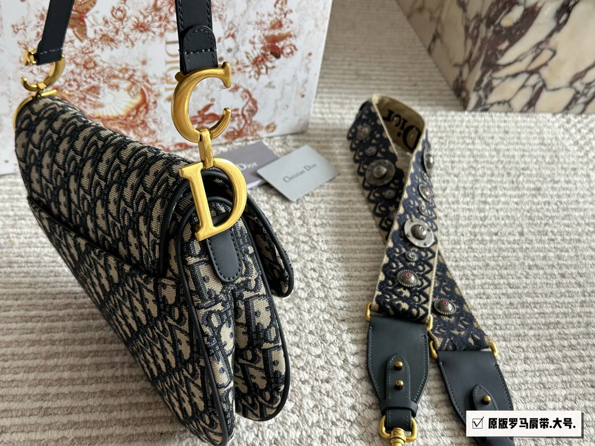 💰200、175 配盒(罗马肩带) 尺寸:25cm*20cm(大) 18cm*15cm(小) 升级版出货 ✅ D家 老花马鞍包 配深蓝色牛皮长肩带 搜索🔍Dior 迪奥