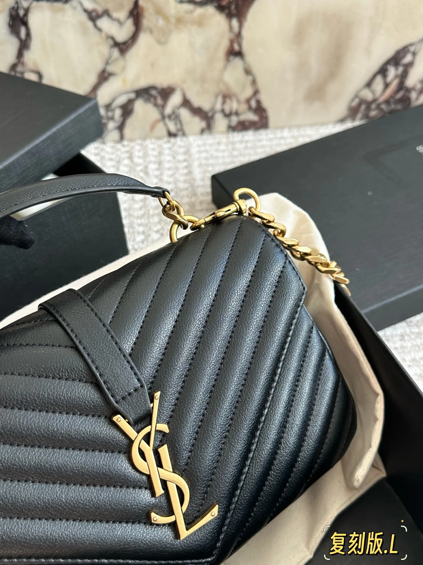 原版品质 p180。 礼盒包装 🅰 YSL 圣罗兰V格 邮差包牛皮 &hearts;SLP 西班牙进口原版皮！邮差包 原版粗旷鎏金链条 标签S*int Laurent 链条包，圣罗兰（ysl）专柜永恒经典同步款，来自最新一季的绝妙设计，包身廓形类似邮差，经典的monogram logo点缀，超大容量， 五金更是特别，！工序非常复杂，给你们不一样的视觉效果！尺寸：25 18cm