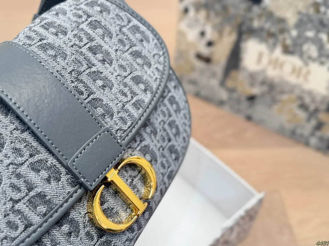 黑色&yen;190灰色&yen;195折叠盒 迪奥DIOR马鞍包 包型太可爱了 容量非常可，日常通勤都没问题 可咸可甜 质感满分 工艺非常讲究 细节立体感拉满 尺寸24 16