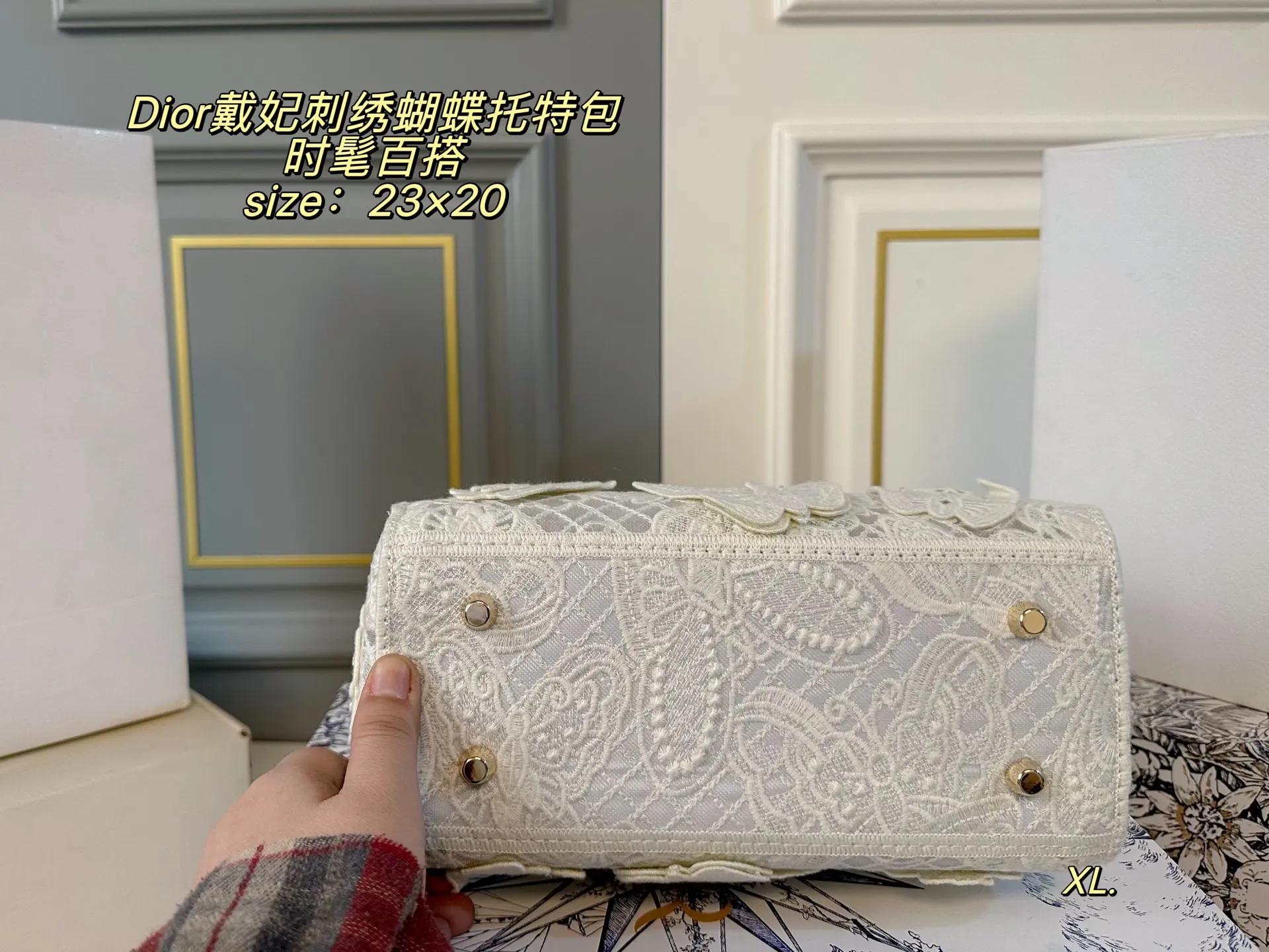 P285（折叠盒） size：23&times;20 Lady Dior 迪奥戴妃刺绣蝴蝶手提包💕 标志性刺绣logo搭配立体蝴蝶装饰 真的美翻了，氛围感瞬间拉满 时髦典雅的设计经久不衰！ 斜挎帅气大方，手提精致优雅！ 自带氛围感，时尚百搭yyds🖤