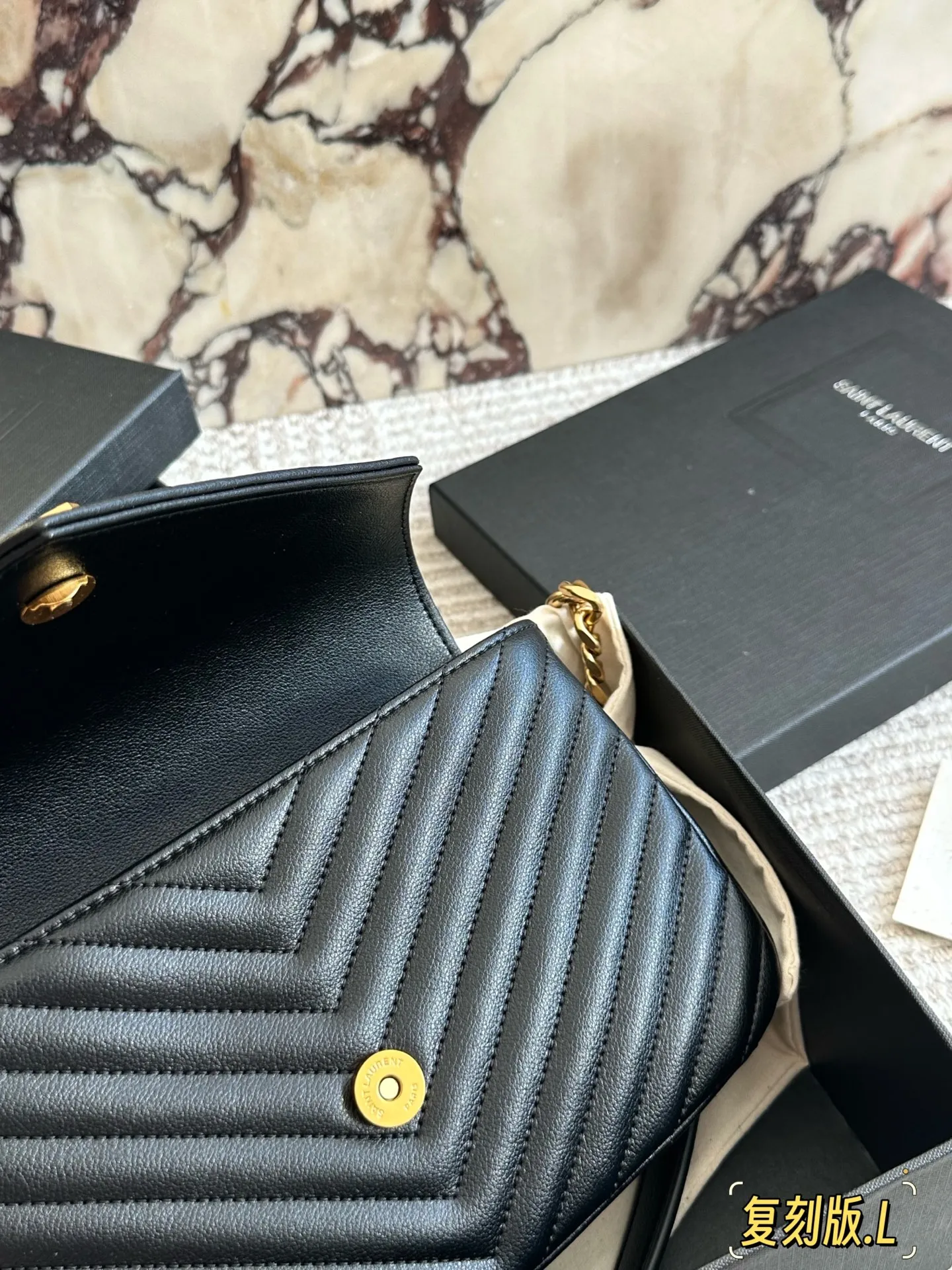 原版品质 p180。 礼盒包装 🅰 YSL 圣罗兰V格 邮差包牛皮 ♥SLP 西班牙进口原版皮!邮差包 原版粗旷鎏金链条 标签S*int Laurent 链条包,圣罗兰(ysl)专柜永恒经典同步款,来自最新一季的绝妙设计,包身廓形类似邮差,经典的monogram logo点缀,超大容量, 五金更是特别,!工序非常复杂,给你们不一样的视觉效果!尺寸:25 18cm