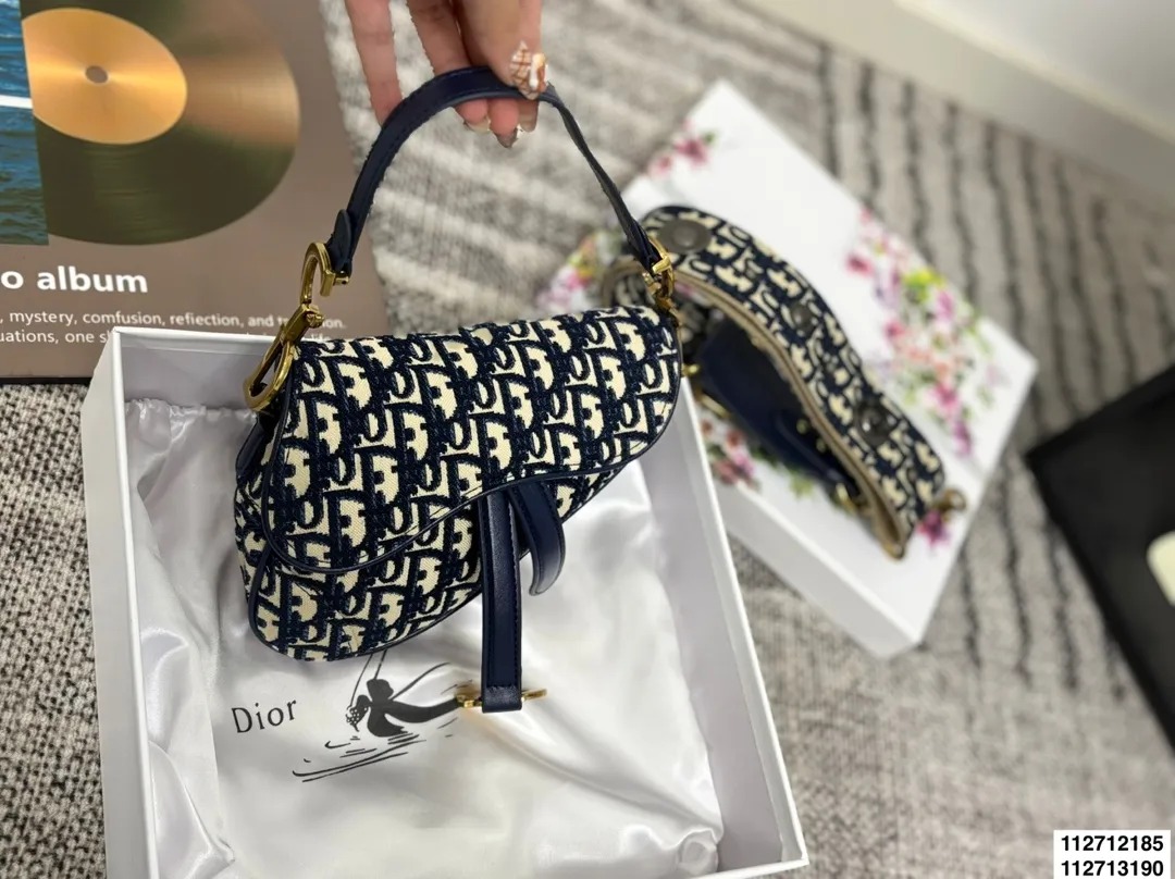 p135大号 配折叠盒 p130小号 配折叠盒 尺寸：25cm*20cm（大） 18cm*15cm（小） 升级版出货 ✅ 迪奥 老花马鞍包 配宽肩带